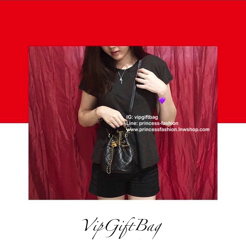 Chanel premium for gift ทรงขนมจีบ เป็นกระเป๋าถือ/สะพายหลังอเนกประสงค์หนังแกะสังเคราะห์โลโก้แบรนด์อะไหล่สวยหรู สายโซ่อะไหล่สีทูโทนรูดปิดกระเป๋า เก๋มากๆค่ะ อุปกรณ์ : กล่อง ถุงผ้าแบรนด์