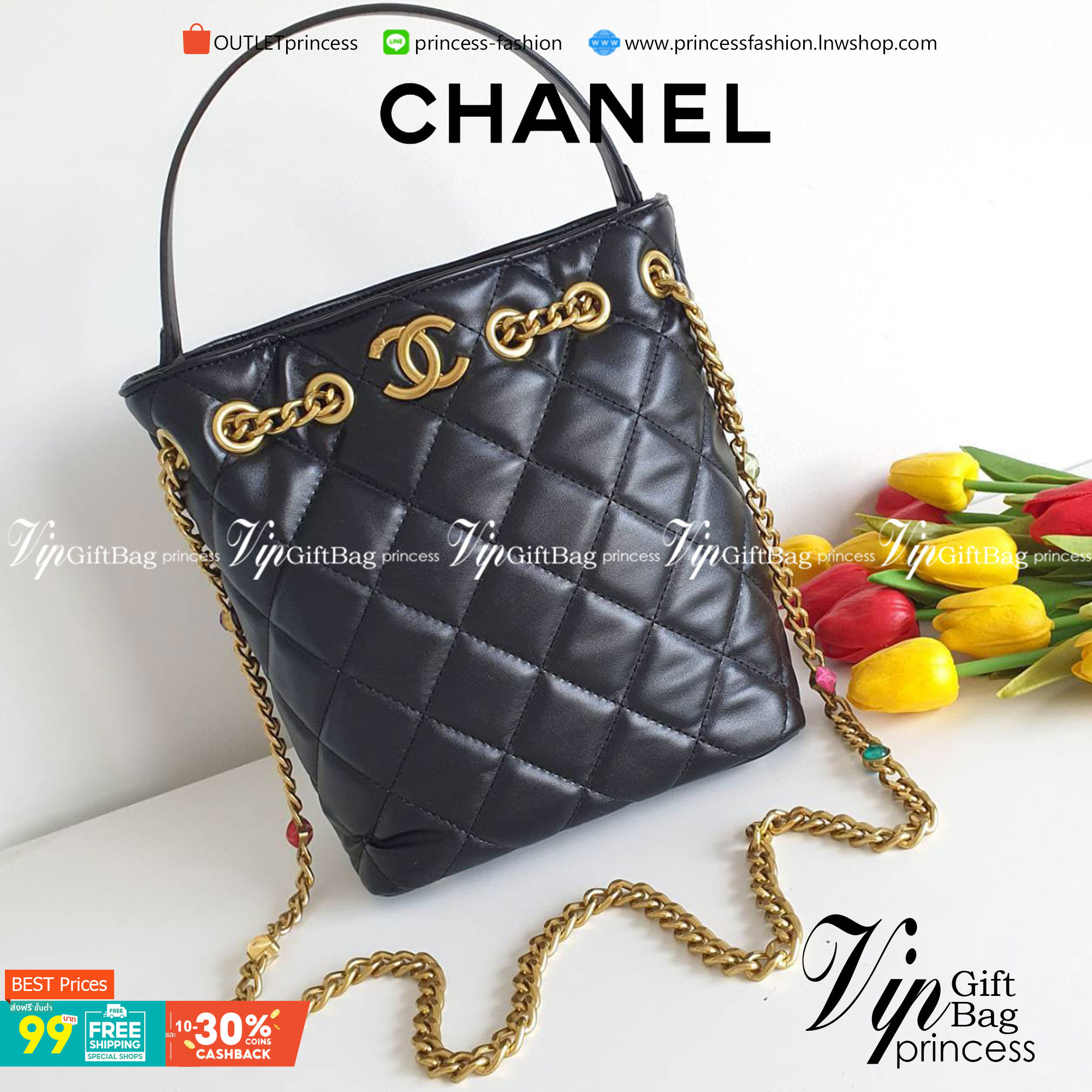 กระเป๋าทรงขนมจีบหรู จากงาน CHANEL VIP GIFT(GIFT WITH PURCHASE) จากเคาเตอร์ต่างประเทศ จากแบรนด์ CHANEL ลายหนังเรียบเงา อะไหล่ทองเข้มวินเทจ ด้านหน้าประดับโลโก้แบรนด์สีทอง เปิดปิดด้วยหนังคาดกระดุมแม่เหล็ก มาพร้อมช่องซิปอีกหนึ่งช่อง มาพร้อมสายโซ่ยาวประดับกิมม