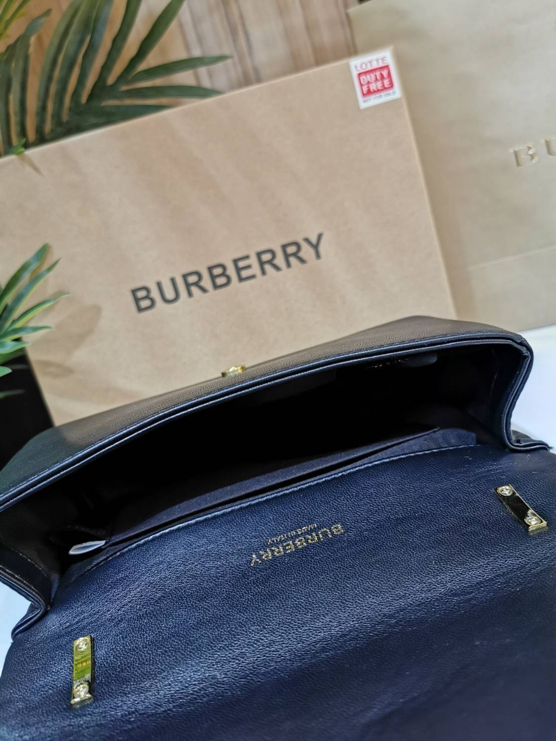 BURBERRY FRAGRANCES QUITED LAMBSKIN BAG VIP GIFT WITH PURCHASE GWP พรีเมี่ยมกิ๊ฟ Limited จาก BURBERRY Perfume DutyFree หนังแท้ Lambskin นิ่มสวยหรูดูดี เปิดปิดด้วยฝาปิดสัญลักษณ์รูปตัวB ภายในโล่งกว้าง ใส่มือถือ กระเป๋าสตางค์ได้ มาพร้อมสายสะพายโซ่ทองต่อหนังร