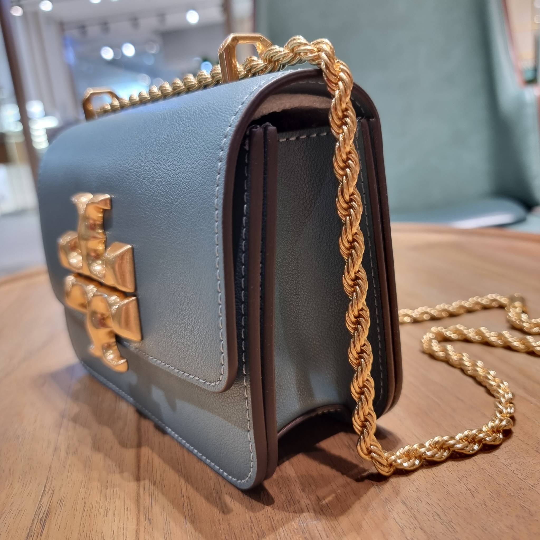 TORY BURCH ELEANOR TEXTURED SMALL CONVERTIBLE SHOULDER BAG สีใหม่!! ฮอตไอเท็ม รุ่นนี้ขายดีขายหมด สวยหรู คุณหนู ผู้ดี!! หายากมาก กระเป๋าสะพายข้าง ดีไซน์อยู่ทรง ขนาดกำลังสะดวกใช้สำหรับสาว วัสดุหนังแท้เต็มใบ ผิวมีเทกเจอร์ อัพเวลความหรู สีทูโทน เปิด-ปิดด้วยแถ