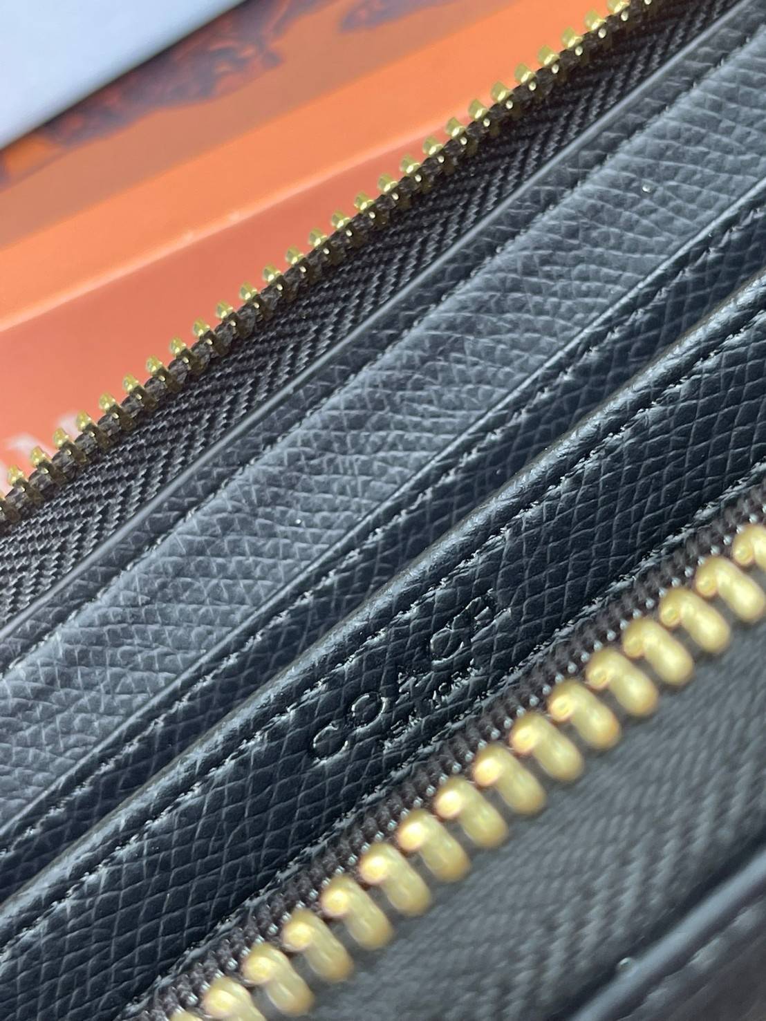 COACH F54630 ACCORDION ZIP WALLET IN SIGNATURE เป็นกระเป๋าสตางค์ที่เหมาะกับการใช้งาน นอกจากเพิ่มความมั่นใจแล้ว ยังทำให้ชีวิตของเราง่ายขึ้นอีกด้วย โดยการเปิดปิดแบบซิปรอบ สามารถใส่ธนบัตร เหรียญ บัตรต่างๆได้หลายใบเลยทีเดียว ขนาดของกระเป๋าสามารถถือแทนกระเป๋าค