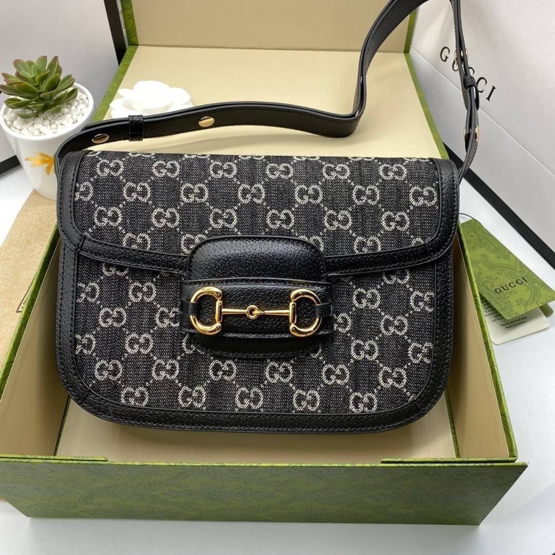 หนังแท้ Gucci Horsebit 1955 shoulder bag Black and ivory GG denim jacquard สีดำเดนิมสวยมากกกก มีมาน้อยนะคะ ที่สุดของรุ่นที่ฮอตหนักมาก คอลเลคชั่นที่ยอดขายดีตั้งแต่วันแรกที่ลง shop ด้วยรูปทรงที่กะทัดรัด ตอบโจทย์ได้ทุกลุค ทุกไลฟ์สไตล์ ใช้งานได้ง่ายคล่องตัว เ