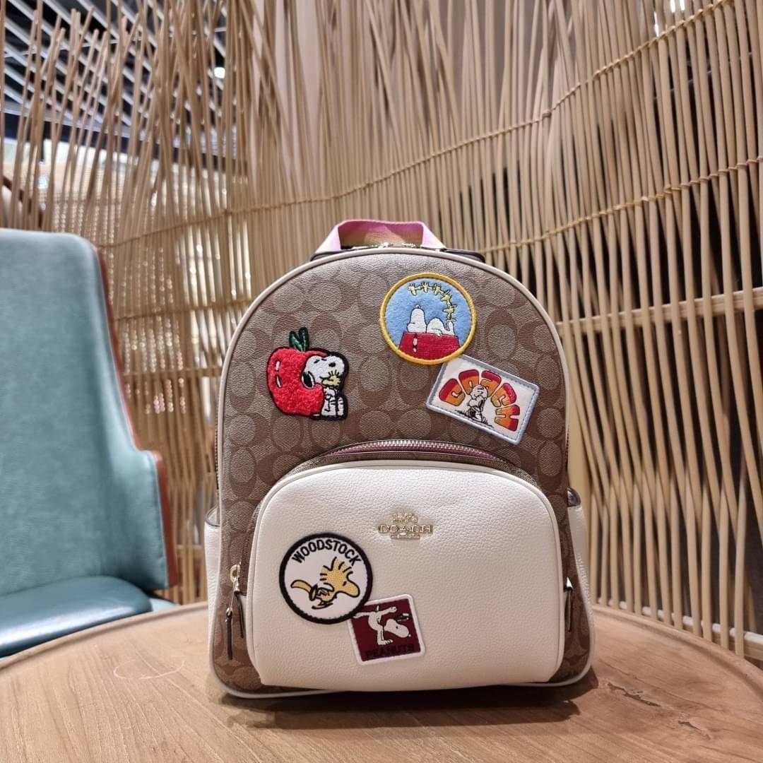 COACH C4115 COACHxPEANUTS COURT BACKPACK IN SIGNATURE CANVAS WITH VARSITY PATCHES แรงดีไม่มีตก กับคอลเลคชั่นที่ใครๆก็หลงรัก กระเป๋าเป้ทรงสวย ดีไซน์ตกแต่งลายสนูปพี โดดเด่นกว่าใคร วัสดุหนังแคนวาสสลับหนัง pepble ลงตัวที่สุด เป็นไอเท็มที่น่ารักและแฝงความหรูเล