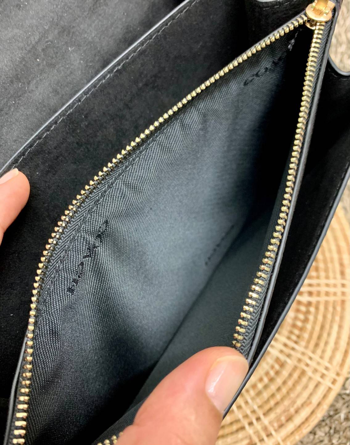 พร้อมส่งถึง8สี ห้ามพลาดค่ะ! COACH KLARE CROSSBODY BAG ((91019//91174//90400//1424//90635)) พร้อมส่งที่ไทย กระเป๋าสะพายครอสบอดี้ร์หรือสามารถทบเป็นสายคู่คล้องไหล่ได้ด้วยค่ะ หนังแท้ แต่ละสีทำลายหนังได้สวยงามแตกต่างกันออกไปนะคะ ✔️ห้อยด้วยป้ายแบรนด์แบบโ