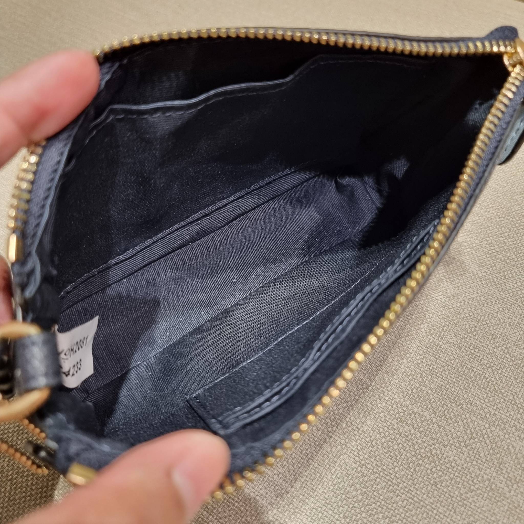 COACH C4233 NOLITA 19 WITH WHIPSTITCH คอลเลคชั่น rare item น่ารักน่าใช้ ในสไตล์คลาสสิค กระเป๋าทรงพอชขนาดมินิ ที่สามารถสะพายไหล่ และกึ่งคล้องมือใช้ได้ 2 สไตล์ ปรับสายให้มาเกี่ยวฝั่งเดียวเพื่อใช้เป็นคล้องมือ หรือปรับเกี่ยวอีกฝั่งใช้คล้องแขน คล้องไหล่ก็เก๋มา