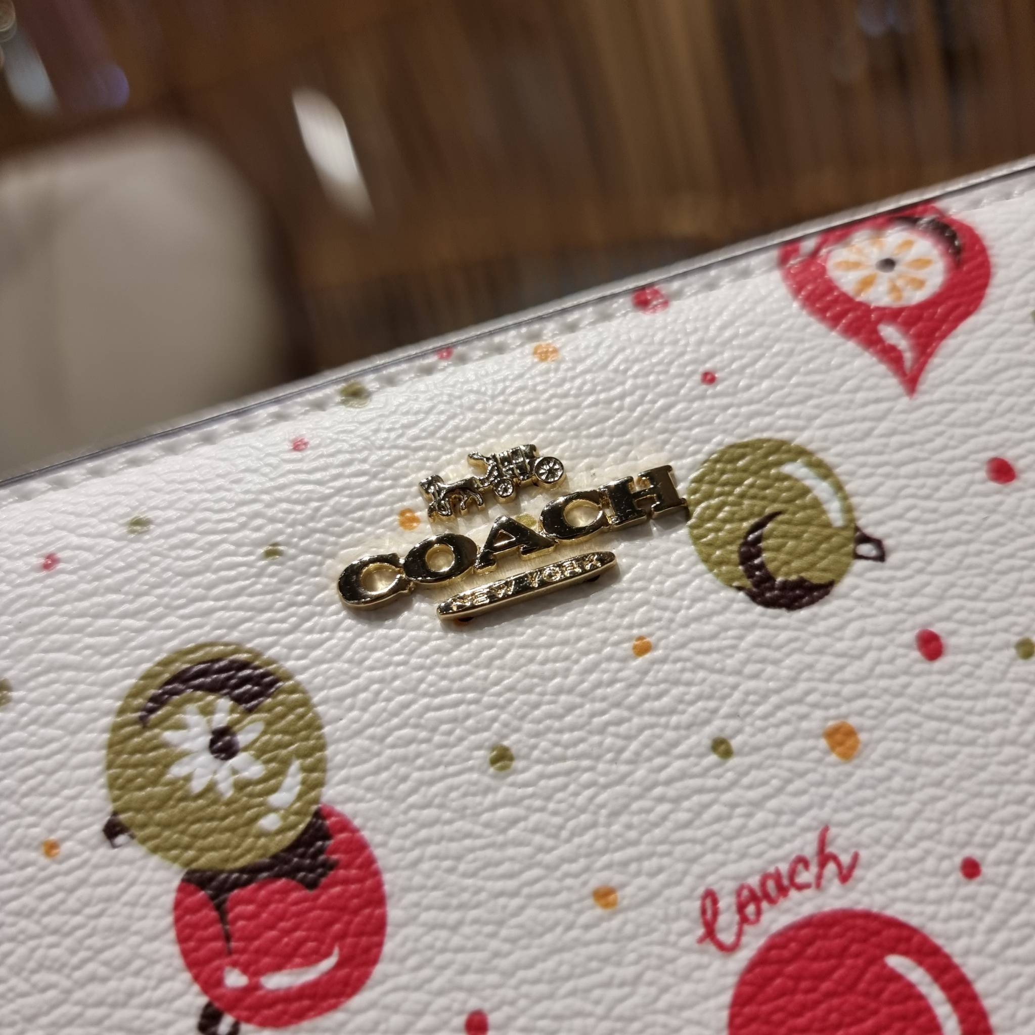 COACH C7410 LONG ZIP AROUND WALLET WITH ORNAMENT PRINT ความสวยต้องส่งต่อ!! คอลเลคชั่นใหม่ 2IN1 คุ้มค่าแบบที่สุด กระเป๋าสตางค์กึ่งคล้องมือ ดีไซน์ลวดลายสดใส น่ารักน่าใช้ คลาสสิคใช้ง่าย ไม่มีเบื่อ วัสดุหนังแคนวาสเคลือบลาย มาพร้อมสายคล้องมือ ถอดออกได้ ภายในใส