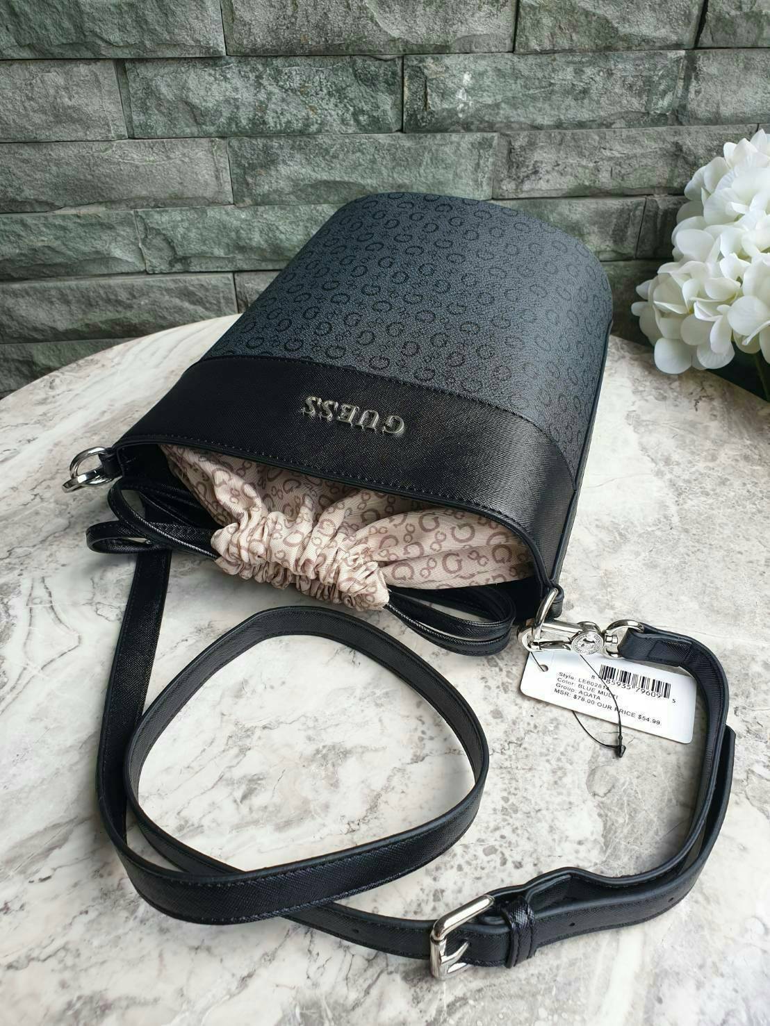 3สี Guess Bucket Bag กระเป๋ารุ่นใหม่ล่าสุด อวดไอเทมแสนเก๋กับกระเป๋าทรงถังสุดน่ารัก พิมพ์ลายรอบใบ วัสดุ Saffiano PU คุณภาพดี นิ่ม น้ำหนักเบา ด้านหน้าประดับด้วยโลโก้แบรนด์สวยโดดเด่น เปิดปิดด้วยเชือกหนังใช้หูรูดปลายเชือกประดับอะไหล่เงินสะดวกใช้ ด้านในโล่งกว้