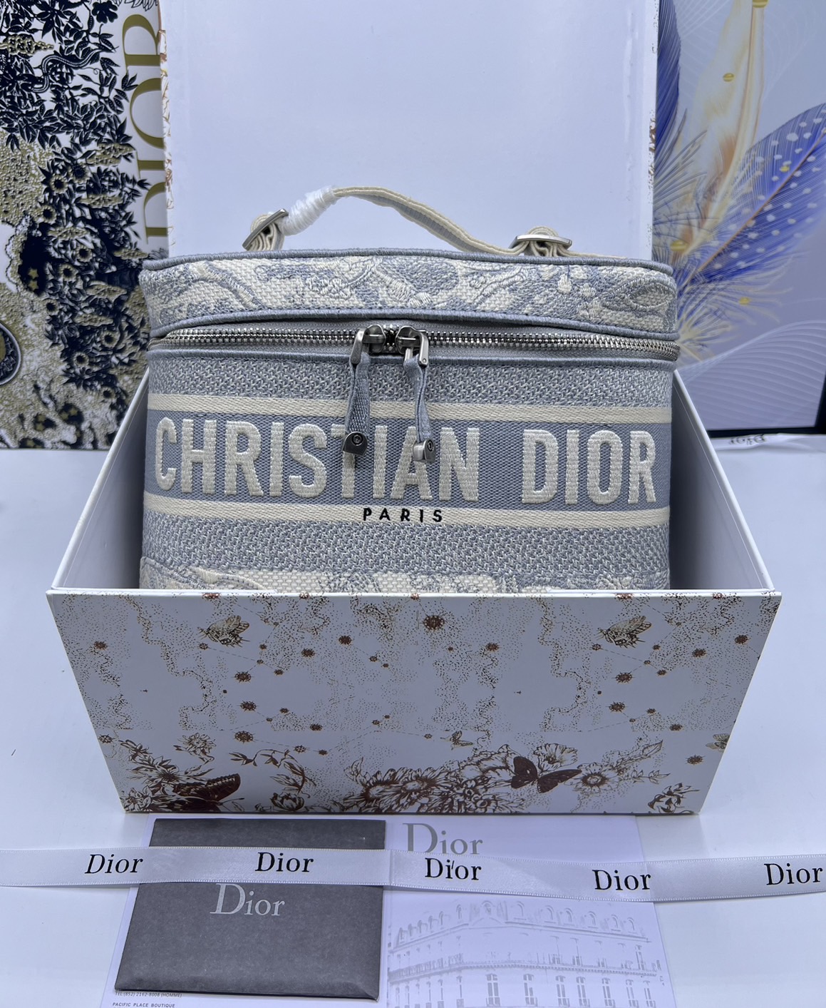 22cm Medium DiorTravel Vanity Case กระเป๋าใส่เครื่องสำอางใบกลาง จุของได้เยอะ มาพร้อมกับลวดลาย Oblique ปักอย่างประณีตและประดับด้วยสัญลักษณ์ Christian Dior Paris มาพร้อมสายสะพายและหูจับในตัว