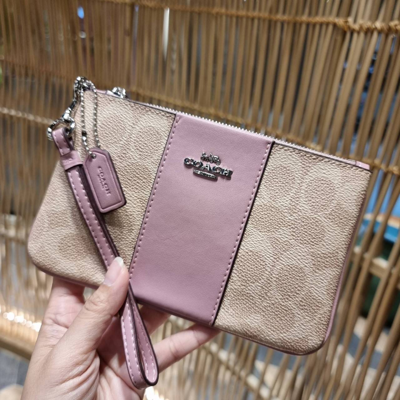 COACH 32445 SMALL WRISLET IN COLORBLOCK SIGNATURE CANVAS คอลเลคชั่นคัลเลอร์บล็อคสวยหรู ในรูปแบบกระเป๋าคล้องมือ ขนาดพกพา ไซส์กำลังสวยมากๆ พกง่ายไปเลยจ้า วัสดุหนังแคนวาส ตัดหนังแท้ ภายในโล่ง มีช่องใส่บัตร ตอบโจทย์สาวๆที่ไม่ชอบความพะรุงพะรัง พกใบนี้คือสะดวกส