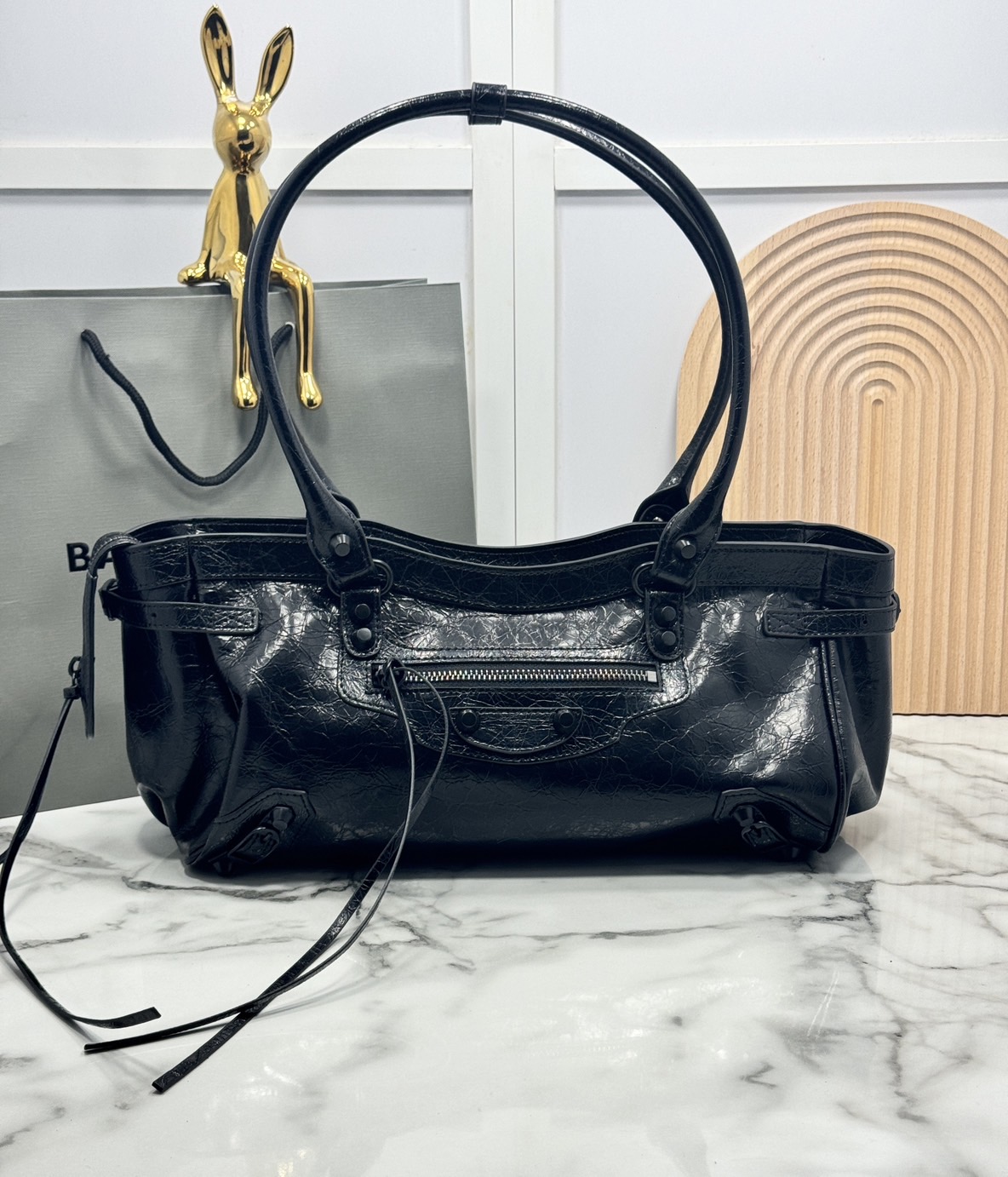 ORI หนังแท้ | Balenciaga Le City Bag East-west Bag 32cm กระเป๋าถือ/สะพายข้างทรงยาวดีไซน์โดดเด่นสวยเท่ล้ำสมัย ที่สุดแห่งความไอคอนิกไม่เหมือนใคร มีกิมมิคและลูกเล่นแพรวพราว