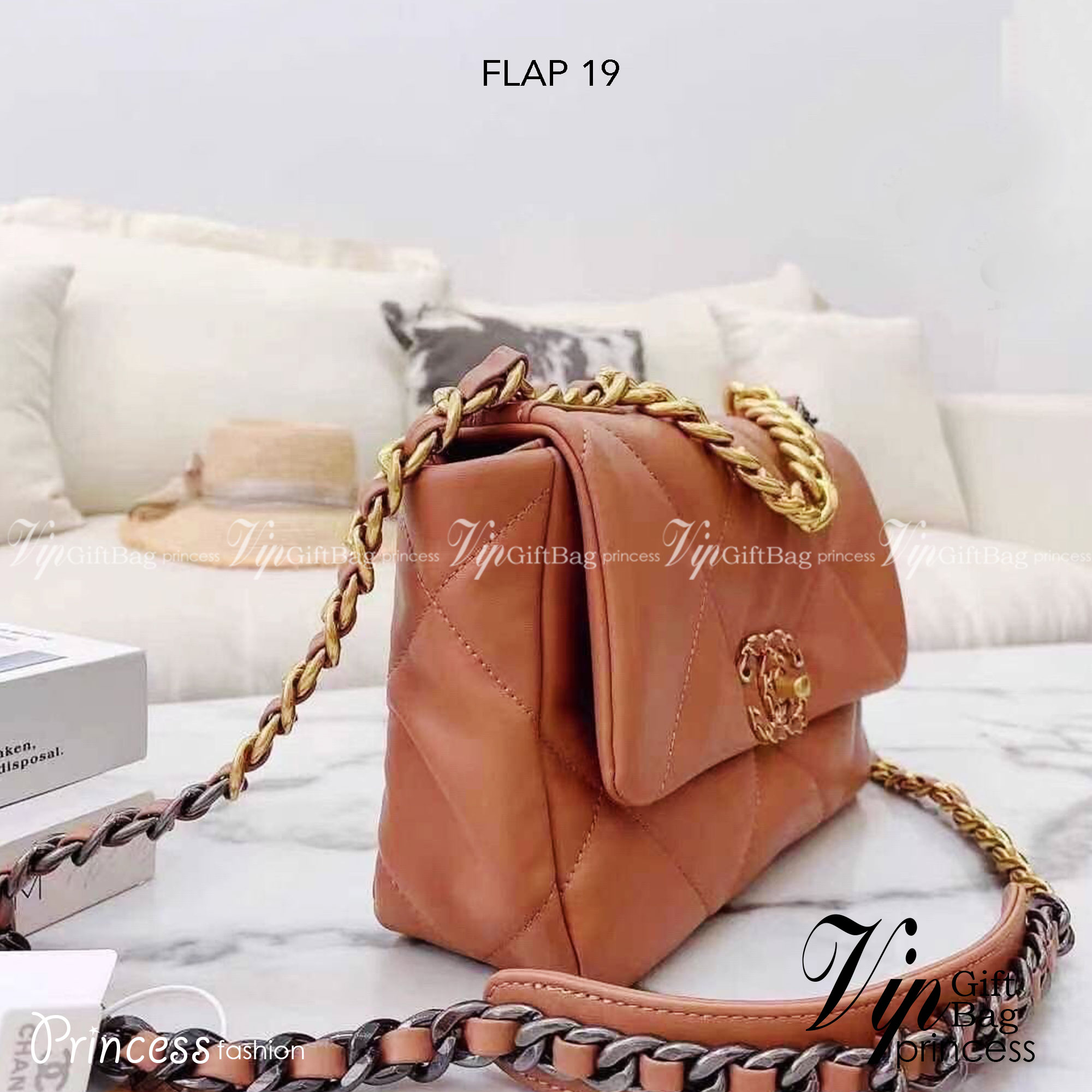 CHANEL 19 FLAP BAG กระเป๋าสะพายทรงคลาสสิค หนังนิ่ม เงาขึ้นรูปสวย ดีไซต์สายสะพายโซ่สองสีสลับหนัง ตกแต่งโลโก้แบรนด์ที่ด้านหน้าอะไหล่สีทอง สวยหรูมาแต่ไกล ด้านหลังมีช่องสำหรับเก็บของหนึ่งช่อง สามารถสะพายออกงานได้หลายโอกาส สวยงามไม่ผิดหวังค่ะ