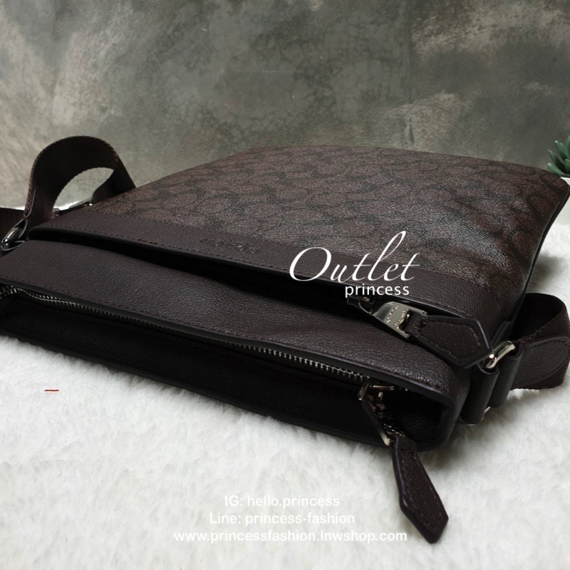 Coach crossbody bag กระเป๋าสะพายข้าง crossbody สำหรับคุณผู้ชาย วัสดุหนังลาย signatire brand แบรนด์ ด้านหน้ามี 2 ช่องซิป ด้านหลังมีช่องใส่ ภายในแบ่งเป็น 2 ช่อง ใส่ wallet ยาว มีช่อง ใส่ tablet พร้อมกระดุมล็อค ใบนี้ใส่ของได้จุ เป็นสัดส่วย สายสะพายยาวปรับระด