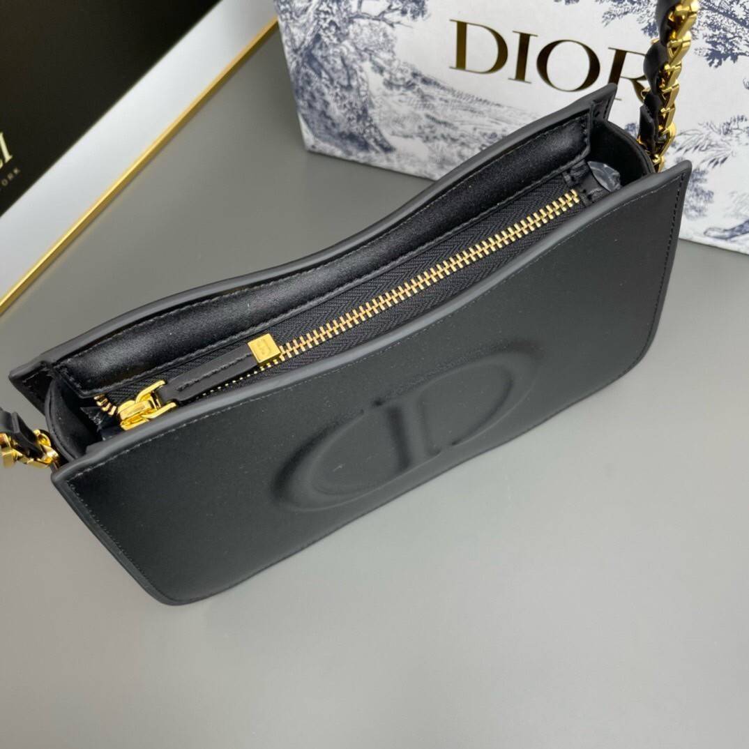 CD SIGNATURE HOBO MINI BAG leather Black / Dior Bag พร้อมส่ง กระเป๋าสะพายทรงโฮโบ รุ่นใหม่ล่าสุด Winter 2023 สวยหรูหราเป็นเอกลักษณ์แบรนด์ **สินค้าเกรดออริจินอล 1:1 สลับแท้