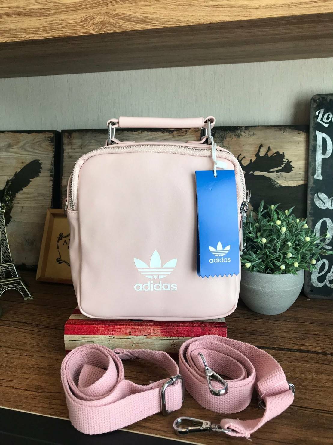 Adidas Mini Shoulder Bag and Backpack กระเป๋าแบบทรีเวย์ ที่สามารถถือเก๋ สะพายเท่ๆแบบเป้หรือสะพายข้าง มีช่องซิปเปิดได้ทั้งด้านหน้าและด้านหลัง เพื่อการใช้งานที่สะดวกสบาย วัสดุหนังpu หนังนิ่ม ถือสบายมือ มีหมุดรองฐานกันรอยสี่มุม ใบเดียวสามารถเปลี่ยนลุคช์ได้ด้