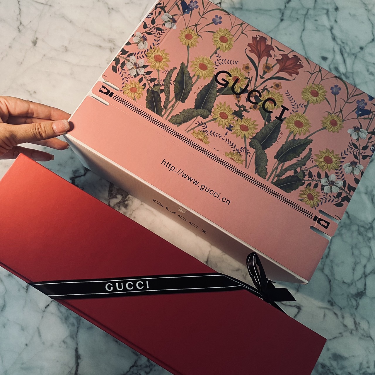 Gucci Blondie small top handle bag กระเป๋าสะพายรุ่นใหม่สุดไอคอนนิก งานหนังสวยมาก มีกลิ่นหอมอ่อนๆ เหมาะมากสำหรับของขวัญปีใหม่นี้ จะให้ตัวเองหรือให้เป็นของขวัญก็ดีงามมากๆ