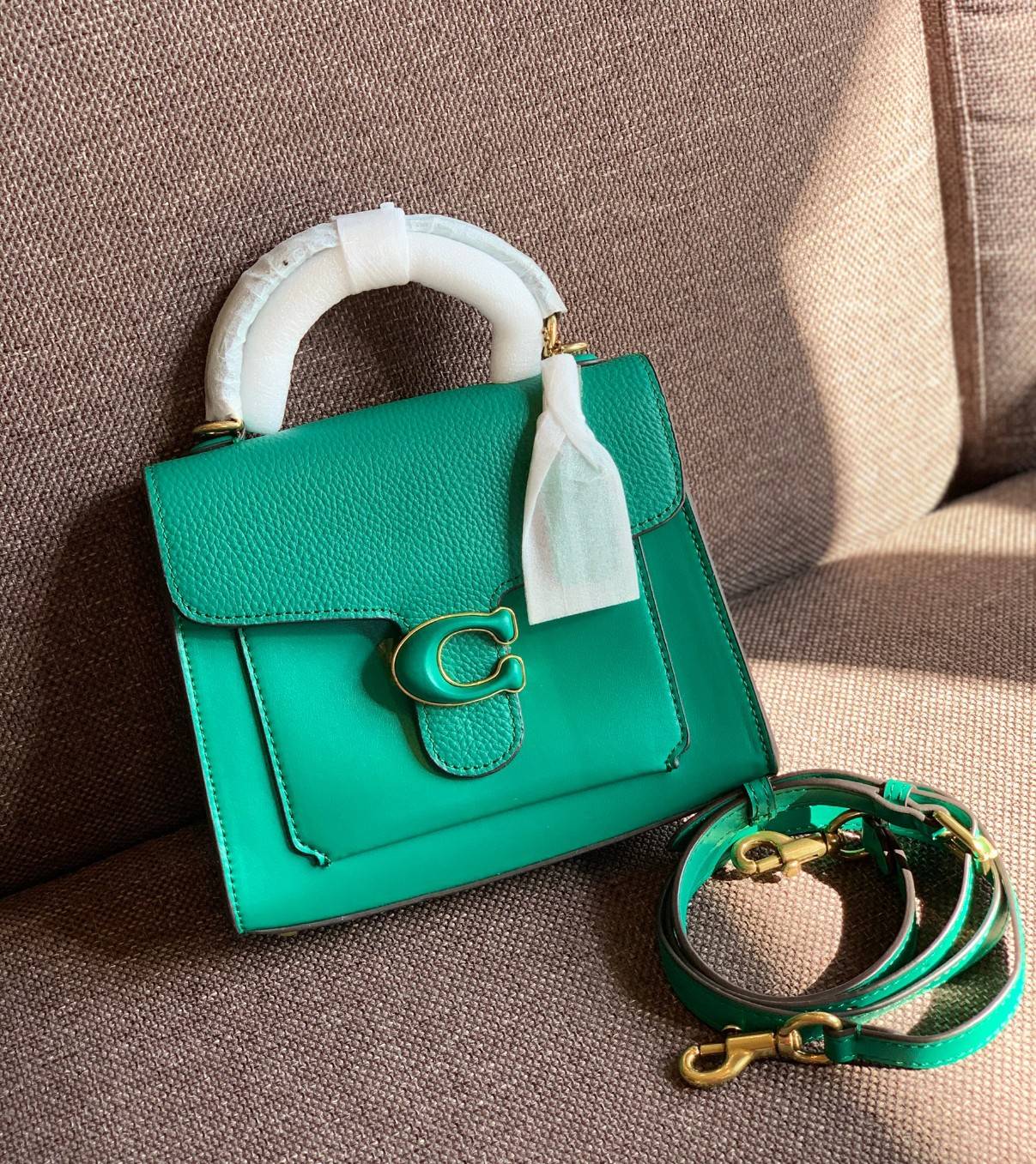 COACH TABBY TOP HANDLE 20 พร้อมส่งที่ไทยค่ะ! กระเป๋าหิ้ว//สะพายข้างได้ หนังแท้อย่างดี กหนึ่งใบทำหนังสองลายได้อย่างสวยงาม พร้อมโลโก้รุ่นใหม่ล่าสุดดูดีมากๆค่ะ เปิดปิดกระเป๋าแบบกดล็อค ภายในมีช่องหลักสองช่อง ใส่มือถือได้ทุกรุ่น;กระเป๋าเงินใบกลางได้;ของจำเป็นจ