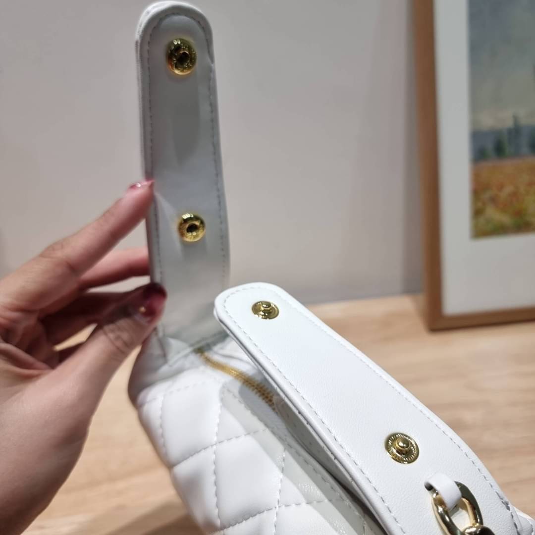 Chanel Pouch Hot item 2023 กระเป๋าสะพายกึ่งพอช ใบเล็กน่ารักน่าใช้ ถือไปไหนก็อัพลุคปัง วัสดุหนังแกะ สัมผัสนิ่มมือ หูจับในตัว ปรับได้อีกเล็กน้อย มาพร้อมสายสะพายโซ่