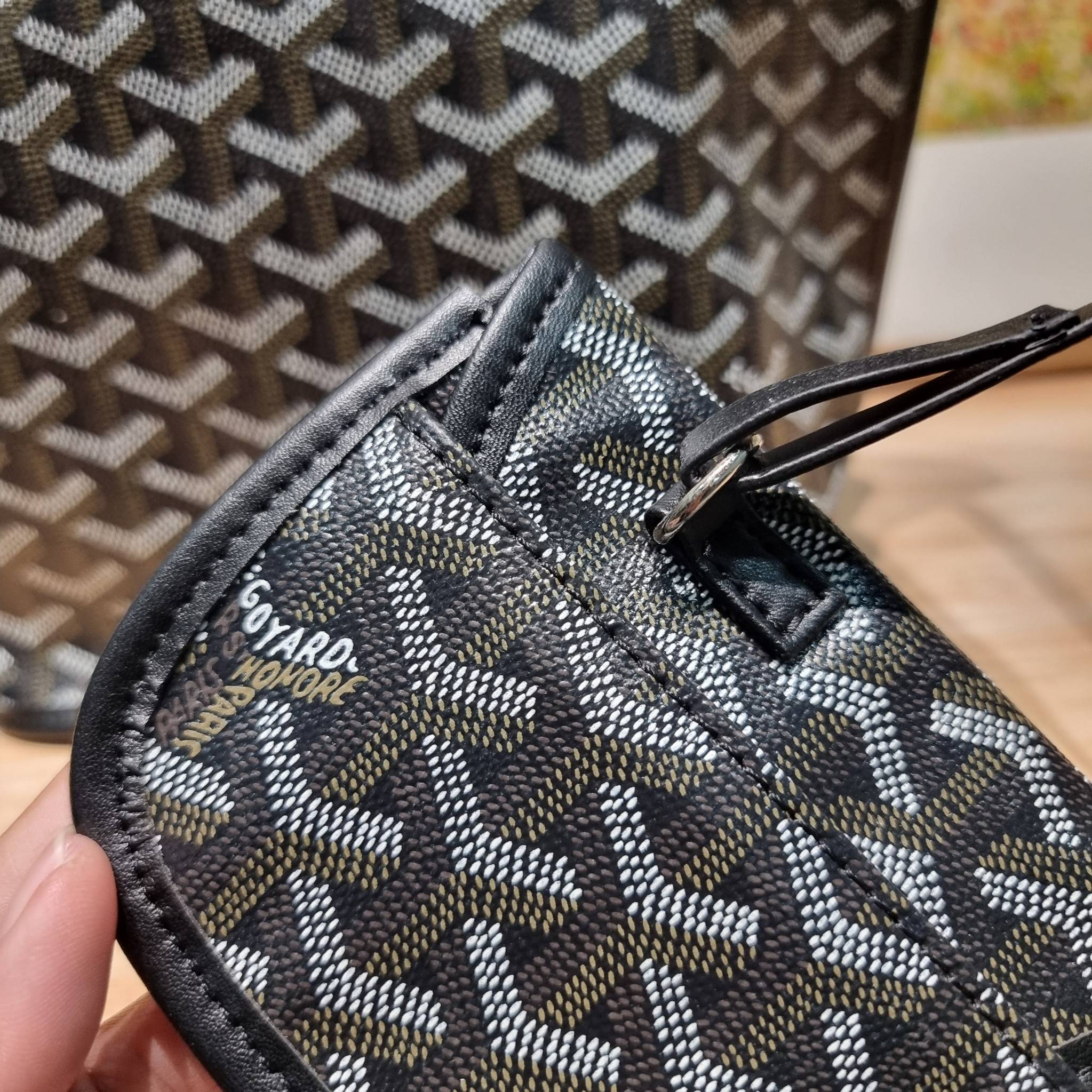 GOYARD MINI ANJOU REVERSIBLE TOTE ฮอตไอเท็ม กับกระเป๋าสะพายทรงโท้ท ไซส์มินิ กะทัดรัดมาก มาครบสีขายดี เลิศทุกสี รูปทรงคลาสสิค ดีไซน์เป็นเอกลักษณ์ ใช้งานได้หลากหลาย สามารถกลับด้านใช้ได้แบบไม่มีเบื่อ