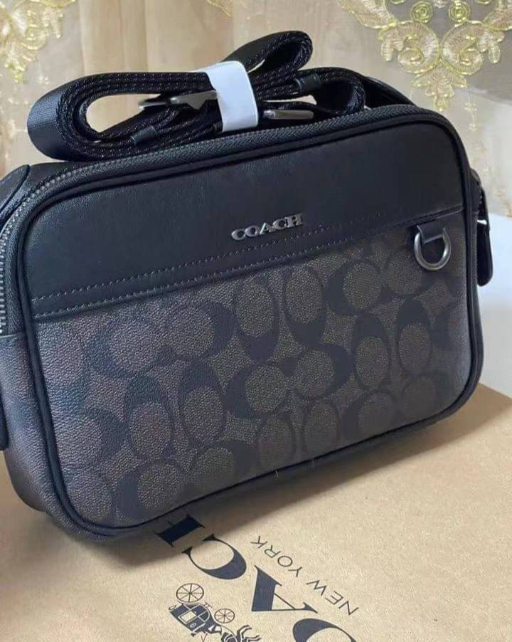 COACH GRAHAM CROSSBODY IN SIGNATURE CANVAS (COACH C4149) กระเป๋าครอสบอดี้รุ่นยอดฮิตสำหรับหนุ่มๆ ที่สาวๆก็ใช้ได้!! รูปทรงดีไซน์คลาสสิค ใช้งานสะดวก วัสดุหนังแคนวาสเคลือบลาย เปิด-ปิดด้วยซิป ภายในเป็นช่องโล่ง ใส่ของสำคัญได้ครบ สายสะพายปรับได้ตามตัว มีมาให้ช้อ