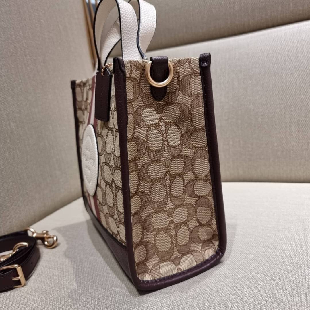 COACH C8406 DEMPSEY TOTE 22 IN SIGNATURE JACQUARD WITH STRIPE AND COACH PATCH คอลเลคชั่นใหม่ พร้อมส่งสีใหม่สุดปัง สวยคม ละมุนและมีความหรูในตัว กับกระเป๋าทรงโท้ท ไซส์กำลังสวย น่ารักน่าใช้ ฟังก์ชั่นการใช้งานสะดวกที่สุด มีทั้งสายคล้องในตัว และสายครอสบอดี้ วั