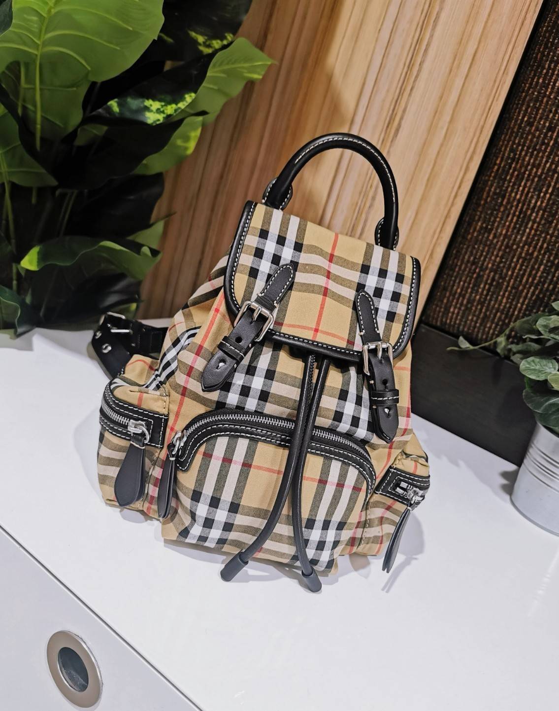 พรีเมี่ยมกิ๊ฟแท้ 100% 】BURBERRY FRAGRANCES VINTAGE 2WAYS RUCKSACK BACKPACK VIP GIFT WITH PURCHASE (GWP) กระเป๋าสะพายพรีเมี่ยมกิ๊ฟLimitedจากเคาน์เตอร์ BURBERRY FRAGRANCES วัสดุ Nylon Canvas ลาย Burberry Vintage Signature สวยคลาสสิค