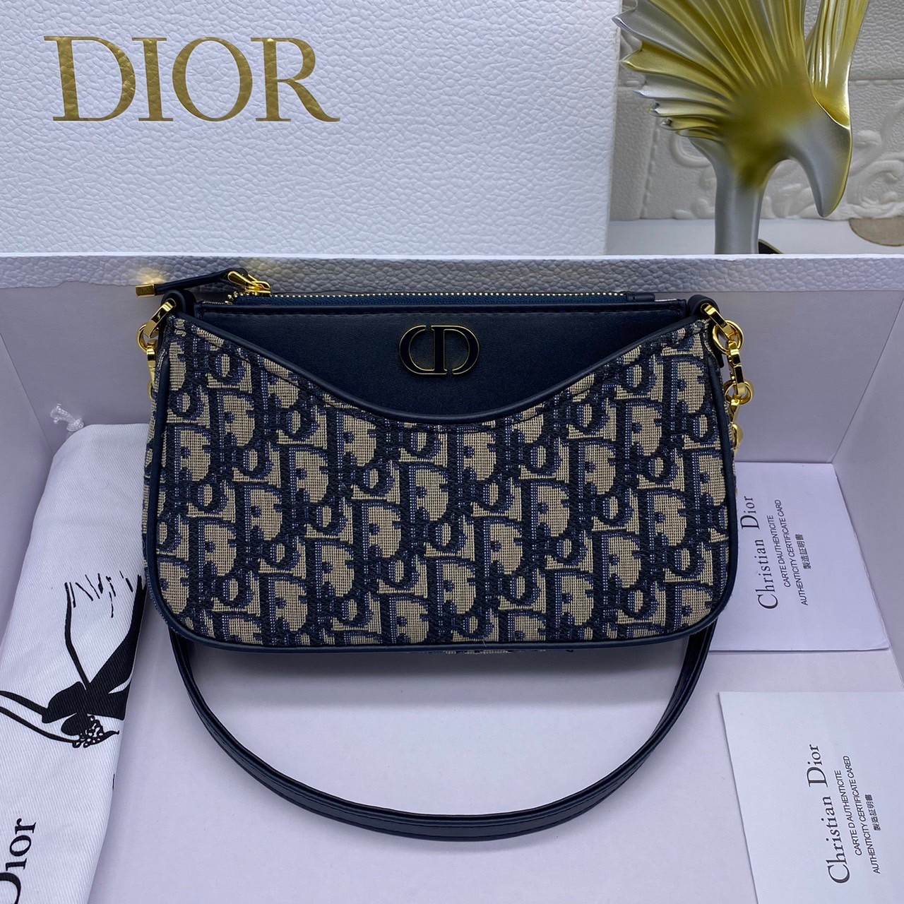 DIOR 30 Montaigne Hobo Avenue Mini Bag | Blue Jacquard กระเป๋าสะพายทรงโฮโบ แบรนด์หรู ขนาดกำลังสวย ดีไซน์ใหม่ 2023 รูปทรงใช้งานง่าย ภายในเป็นช่องโล่ง ใส่ของสำคัญได้ครบสบายๆ พิเศษมาก!! มาพร้อมใบเล็ก พร้อมใช้งาน คุ้มมากค่ะ