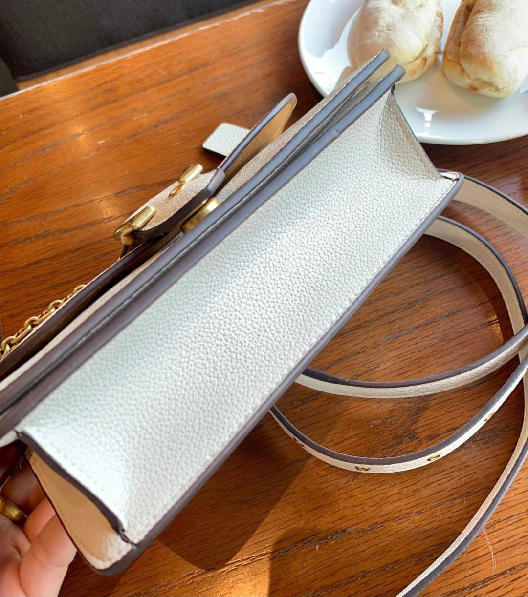 Coach Beat Crossbody Clutch In Signature Canvas With Horse And Carriage Print((6910//4760)) 🌈ได้ไปไม่ผิดหวังแน่นอนค่ะ! กระเป๋าหิ้วได้//คลัทออกงานได้//สะพายครอสบอดี้ร์ได้ สุดคุ้ม! หนังแท้อย่างดี smooth leather ค่ะ