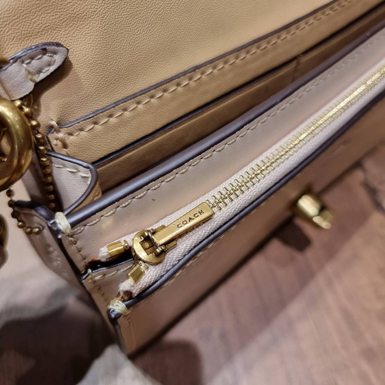 COACH C3824 FOLDOVER CROSSBODY CLUTCH IN SIGNATURE JACQUARD คลัทช์เก๋ๆที่สาวๆตามหา 2IN1 ไปอีกหนึ่ง!! กระเป๋าสะพายทรงคลัชท์ ใช้งานได้ถึง 2 แบบ จะพกเดี่ยวๆแทนกระเป๋าสตางค์ หรือคล้องสายสะพายข้าง สะพายชิคๆคูลๆ ก็ได้อีก มันดีงามมากทุกสี เพราะความละมุนของผ้า ja