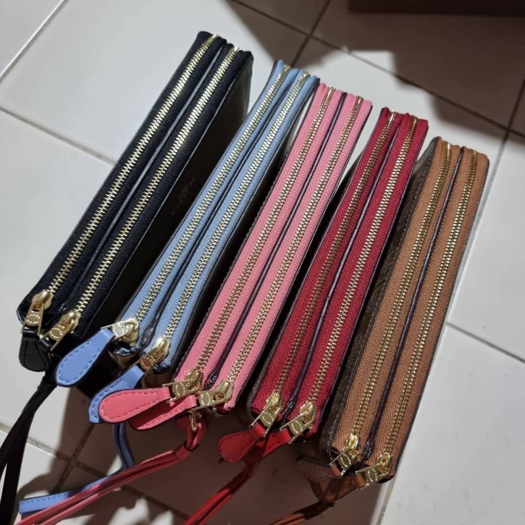 COACH F54057 DOUBLE ZIP WALLET IN SIGNATURE กระเป๋าคล้องมือ size L ใบนี้ใส่มือถือได้ทุกรุ่น ขนาดกำลังดี พกพาสะดวกมากๆ วัสดุหนังสังเคราะห์ ภายในเป็นผ้าสีสวยคม ใส่ธนบัตร ใส่บัตรได้เยอะ ใส่มือถือได้สบายๆทุกรุ่น ตอบโจทย์สาวๆที่ไม่ชอบพกเยอะวุ่นวายจ้า ใบนี้เอาอ