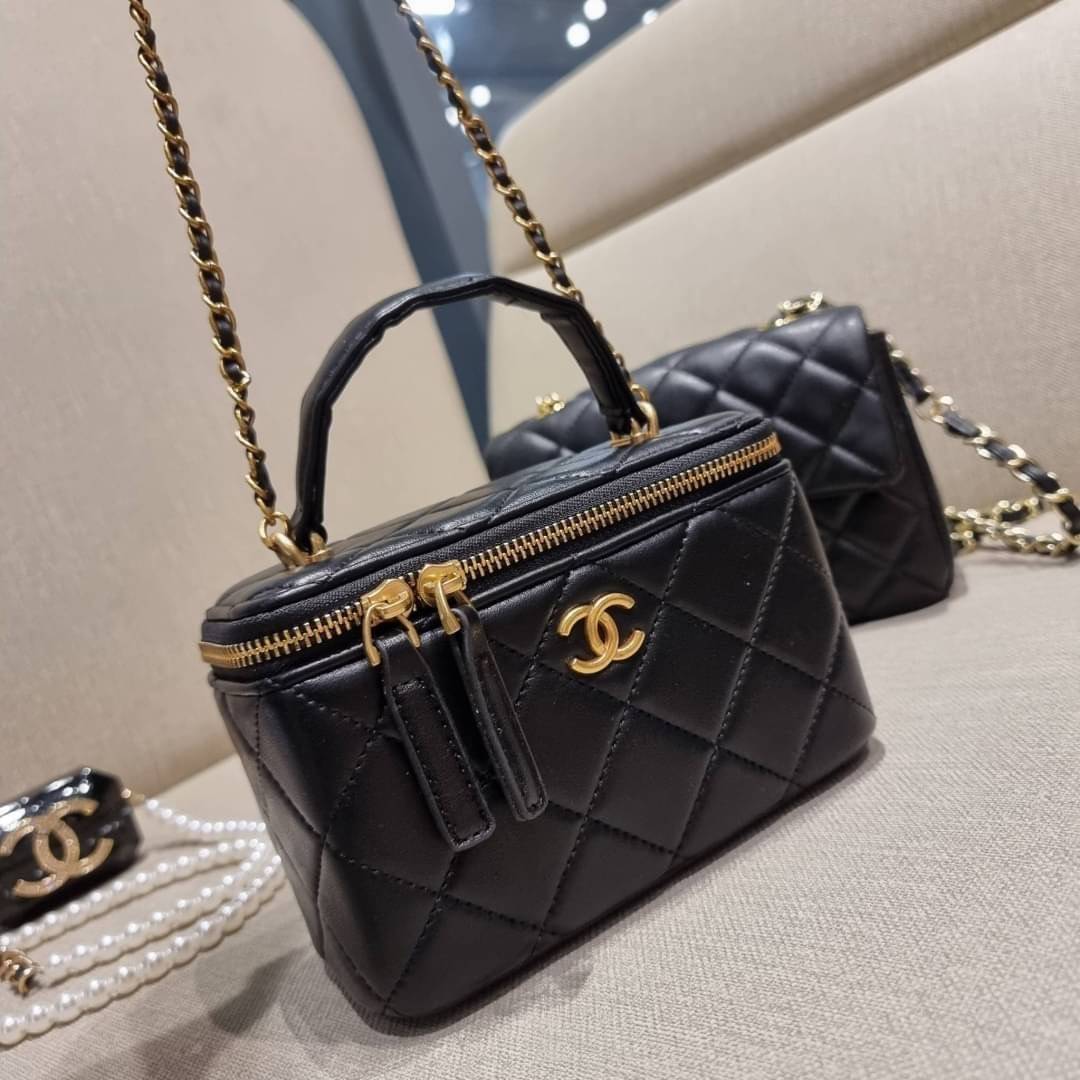 VIP 🥂 เซ็ทคือที่สุดของความคุ้ม EXCLUSIVE MIX ITEM!! CHANEL GIFT BOX SET กลับมาอีกครั้งกับไอเท็มสุดหรูชวนให้สะสม สุดยอดของรุ่นยอดฮิตพร้อมเสิร์ฟครบชุด สุดคุ้ม มาพร้อมกระเป๋าสะพายถึง 2 ใบ คอลเลคชั่นของมันต้องมี ทั้งตัวคลาสสิคและ vanity และสุดยอดของหา