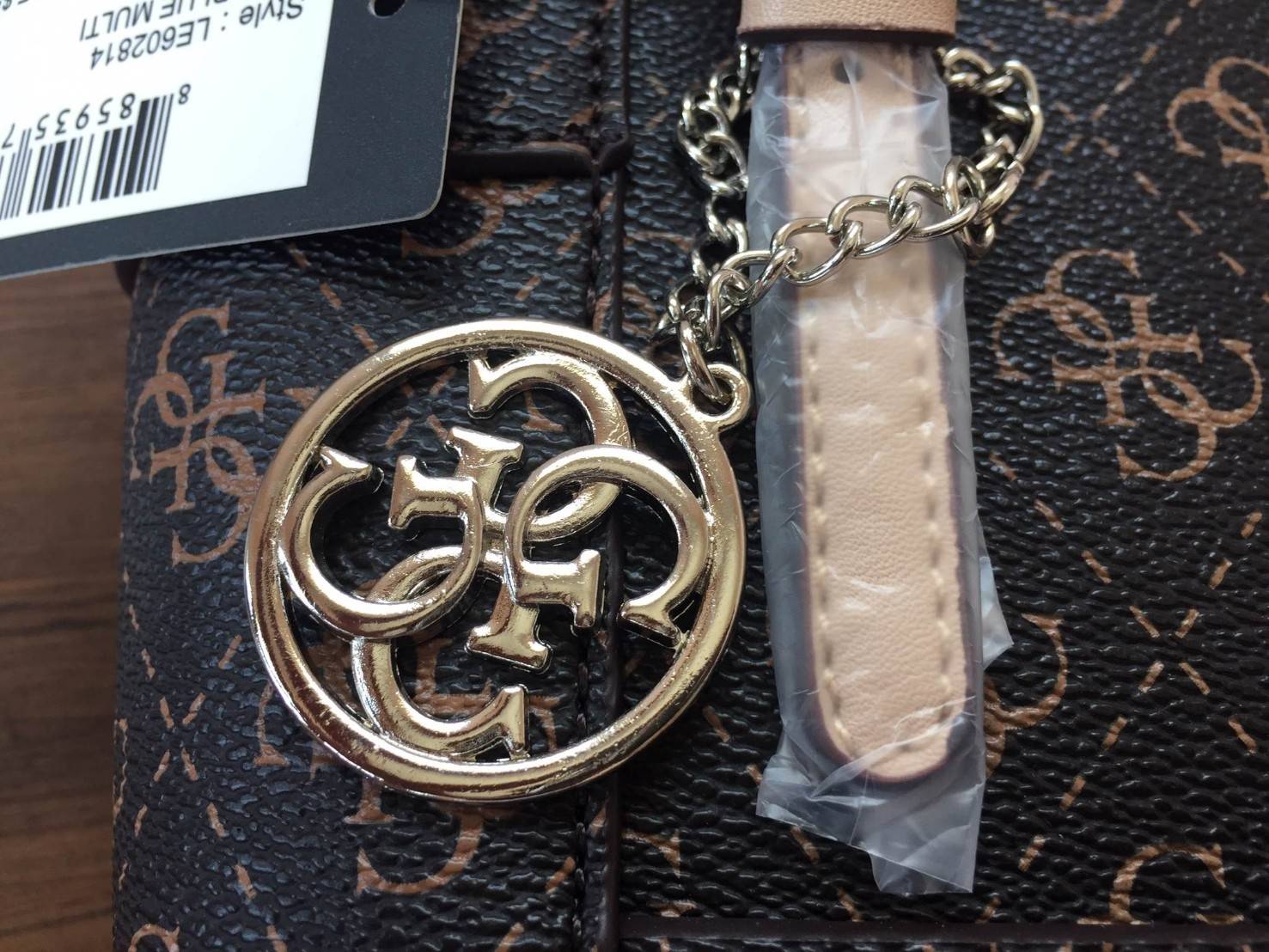 GUESS DELANEY SAFFIANO MINI CROSS BODY BAG กระเป๋าถือหรือสะพายรุ่นที่ฮิตที่สุดจาก GUESS FACTORY หนัง Saffiano ลาย GUESS สวยหรูอยู่ทรงสไตล์ PRADA ขนาดกำลังดีน้ำหนักเบา ด้านหน้าประดับโลโก้พร้อมพวงกุญแจโลโก้แบรนด์ห้อยที่หูกระเป๋า สามารถถอดเเยกใช้ได้ เปิดปิดด