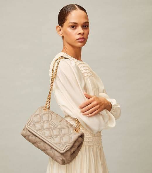 ของแท้ 💯% Tory burch Fleming Soft Small Convetible Shoulder bag กระเป๋าเฟลมมิ่ง (Fleming) สุดคลาสสิค ทำจากหนังนุ่มกับเทคนิคการเย็บแบบควิลท์ เพิ่มความเป็นเอกลักษณ์ด้วยโลโก้ลายดับเบิ้ล