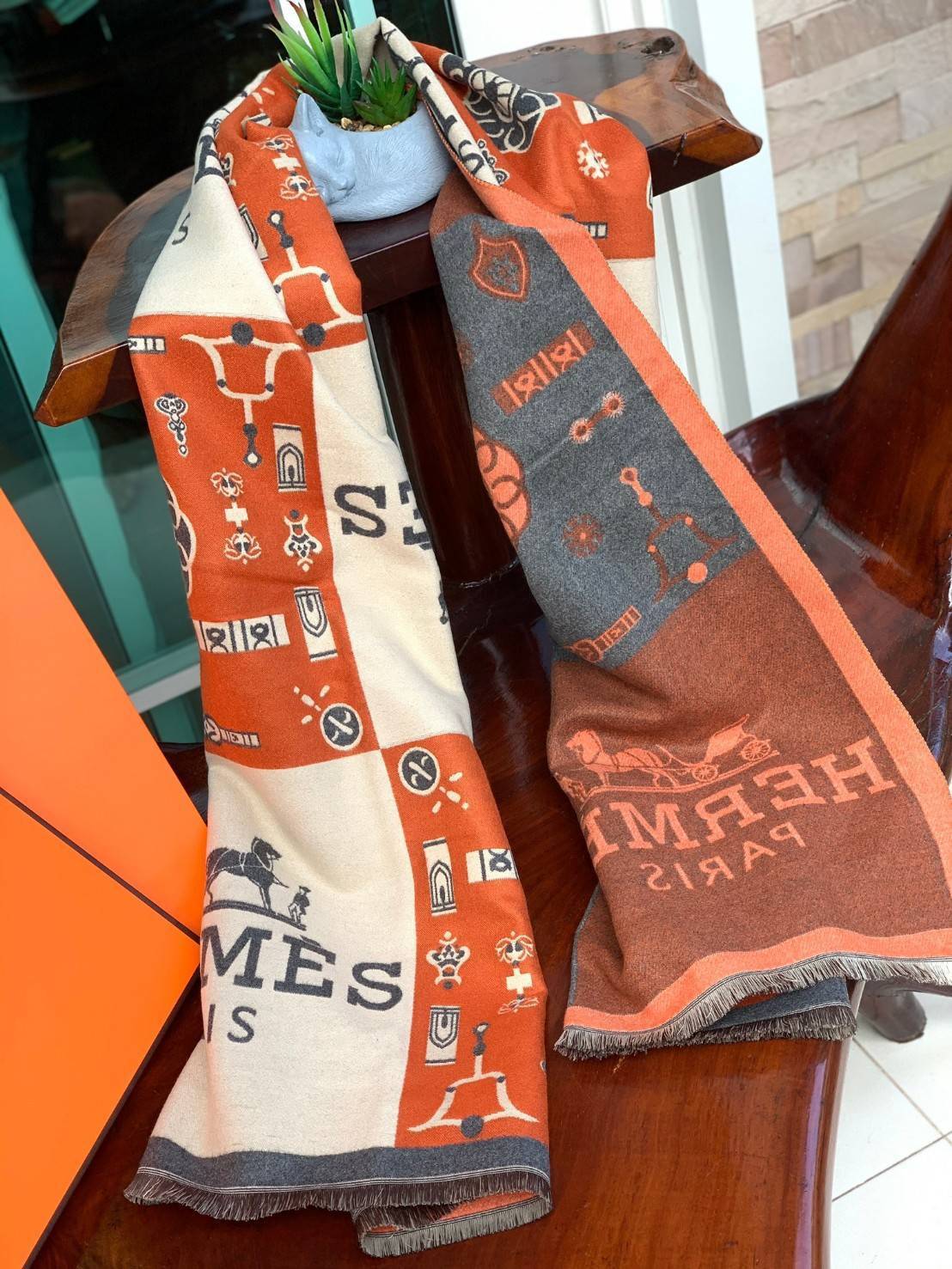 Hermes Paris Women’s Scarves Accessories Scarf ผ้าคลุมไหล่ผืนใหญ่ สวยหรูตาสแบบฉบับจากHermes ถักทอด้วยผ้าcashmere ผ้าเนื้อดี สัมผัสนุ่มมือ ทอลายในตัว สีสันและลายคมชัด ผืนใหญ่ ให้ความอบอุ่น มาเป็นเซ็ทของขวัญ เพื่อมอบเป็นของขวัญชิ้นดีแทนความรู้สึกดีๆให้กับที