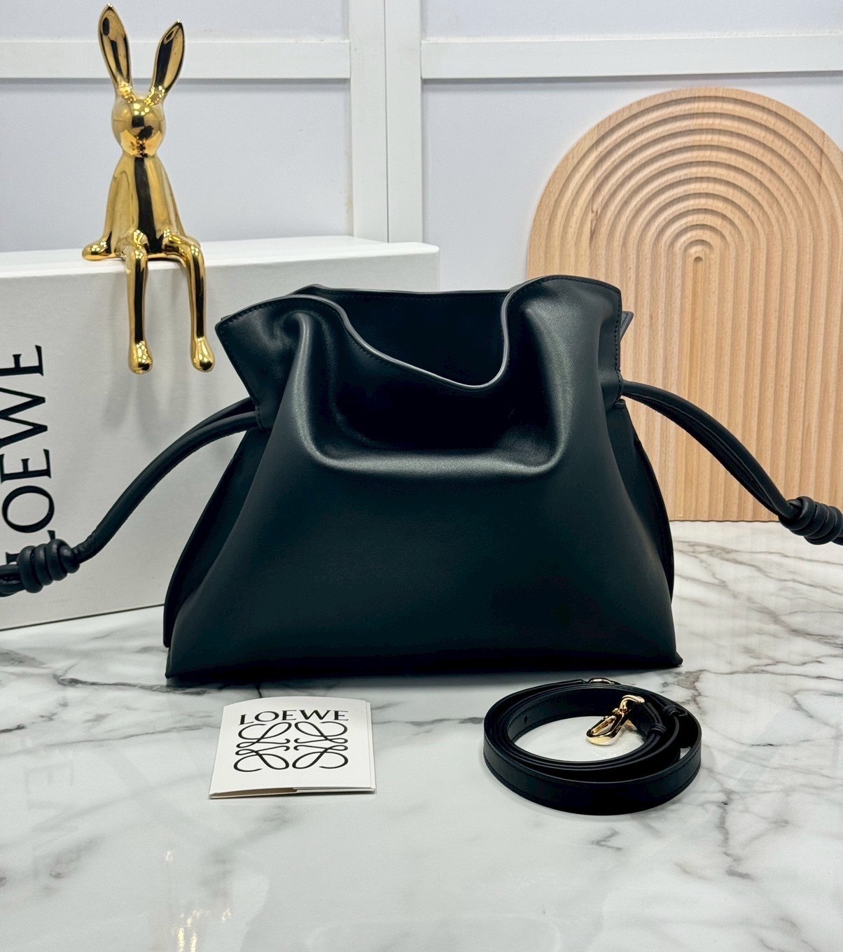 ORI หนังแท้ | Medium Loewe Flamenco clutch in nappa leather 30cm กระเป๋าสะพายทรงคลัชดีไซน์รูดเชือก เรียบหรูดูแพง เรียบง่ายใช้งานสะดวก หนังแนปป้าให้สัมผัสนุ่มสบายผิว มาพร้อมสายสะพายร้อยห่วงหรูหรา