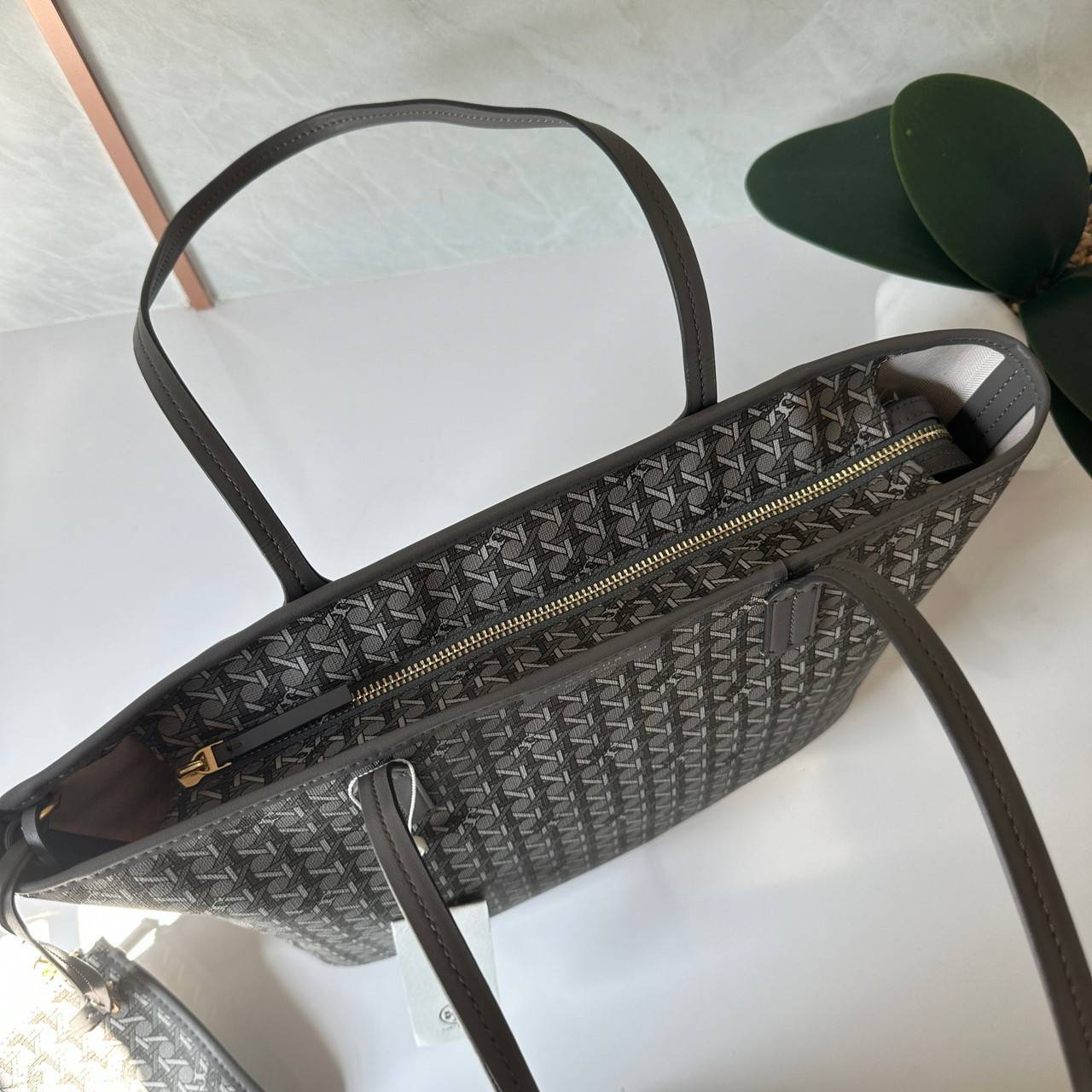 Tory Burch Ever Ready Zip Tote Small Coated Canvas / Tory Burch Geo Logo Tote กระเป๋าโท้ท พิมพ์ลายด้วยลวดลายสานตะกร้าอันเป็นเอกลักษณ์ของแบรนด์ ซึ่งได้แรงบันดาลใจจากความหลงใหลในงานจักสานของผู้ก่อตั้ง