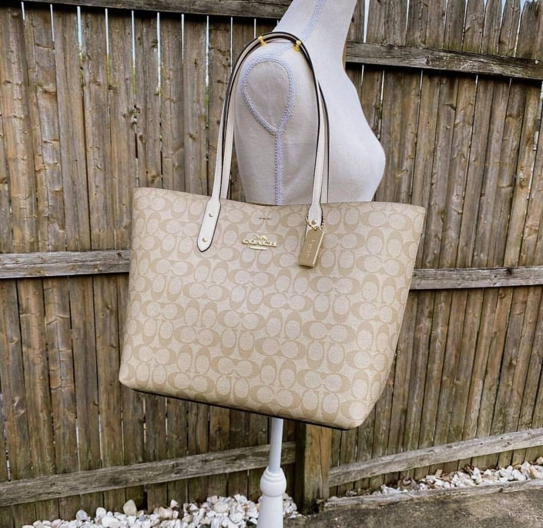 รุ่นยอดนิยม COACH TOWNTOTE IN SIGNATURE CANVAS F76636 กลับใช้ได้ทั้งสองด้าน ใบขนาดใหญ่จุใจ ใส่ของได้เยอะมากกก เป็นรุ่นที่สวยตลอดกาล ควรมีติดตู้ไว้เลยค่าา