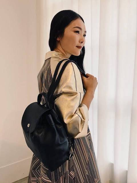 Longchamp Le Pliage Cuir Xs Leather Backpack แบรนด์ติดเทรนด์ตลอดไม่เคยเปลี่ยนกับ ทรง Le Pliage Cuir หนึ่งในตระกูลกระเป๋าสุดไอคอนิกจากแบรนด์ เมื่อรุ่น Le Pliage Cuir ในรูปแบบของหนังแกะ Metis ได้ถือกำเนิดขึ้นในปี 2012 เป้ที่มีการจัดการปรับดีไซน์ให้มีขนาดกำล