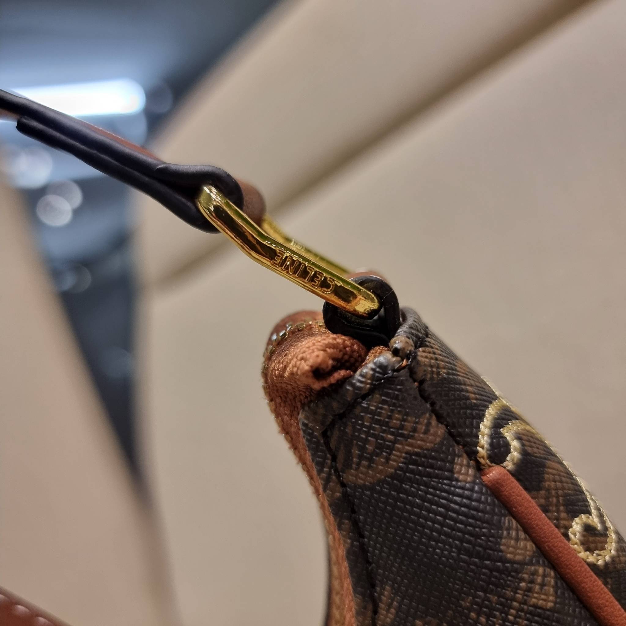 VIP 🥂 CELINE AVA IN TRIOMPHE CANVAS WITH TRIOMPHE HEART EMBROIDERY สวยเกินต้านรุ่นสุดปัง ที่ดีไซน์ออกมาใหม่ พร้อมให้ได้สวยก่อนใครไปเลย กับกระเป๋าสะพายไหล่ รูปทรงไม่เหมือนใครไม่เกร่อ ใช้แล้วดูแพง!! และที่น่ารักแบบตะโกนก็ตรงที่ โลโก้ลายปัก ดีเทลเดิน