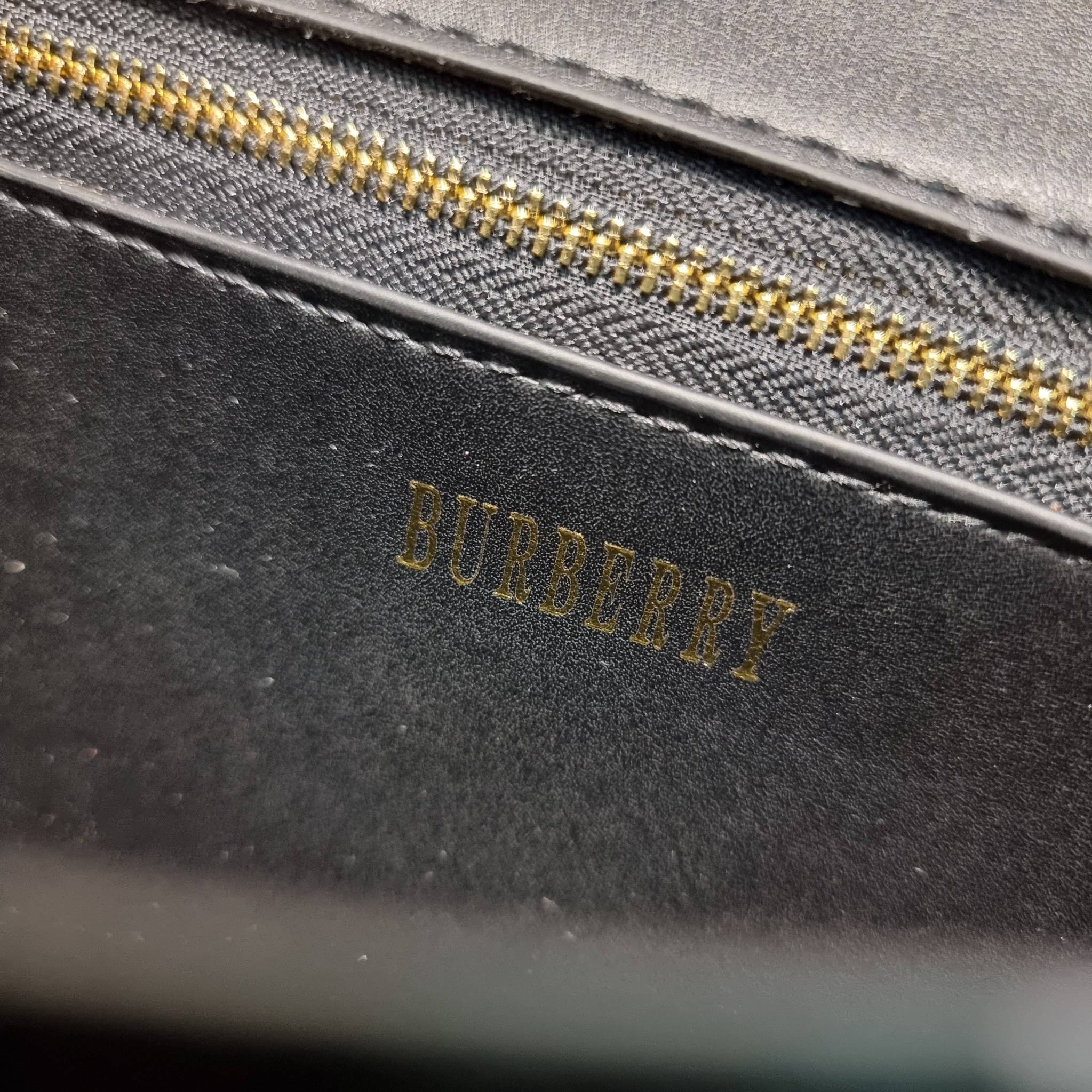 BURBERRY FRAGRANCES CROSSBODY BAG / BURBERRY SMALL CHECK CANVAS AND LEATHER TB BAG เบสท์ไอเท็ม!! คอลเลคชั่นที่ปังตลอดปี รอบนี้ออกแบบสไตล์ผู้ดีอังกฤษ เป็นเอกลักษณ์ london check โดดเด่น
