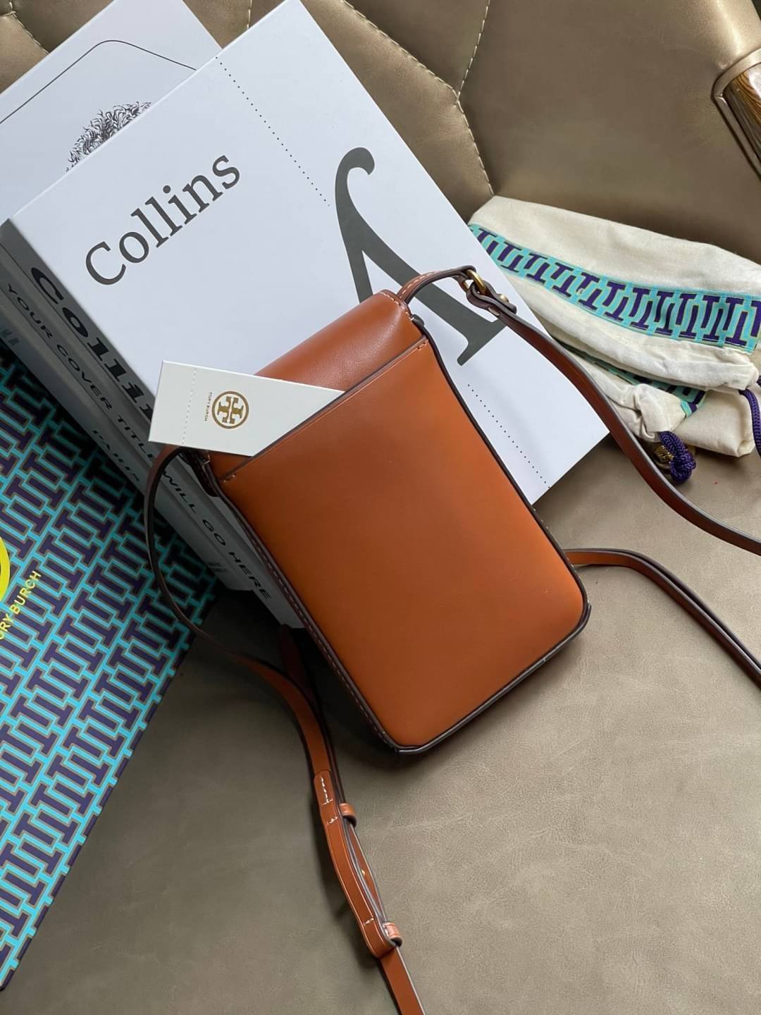 TORY BURCH MILLER METAL PHONE CROSSBODY อีกหนึ่งกระเป๋าใส่มือถือรุ่นฮิตที่เชื่อว่าหลาย ๆ คนต้องเคยเห็นผ่าน ๆ ตามาอย่างแน่นอน กับแบรนด์ Tory Burch ดีไซน์กระเป๋าทรงฝาพับแม่เหล็กใช้งานง่าย มาพร้อมดีเทล Logo สีเดียวกับเฉดสีของกระเป๋า แต่ยังมีความน่ารักด้วยทรง