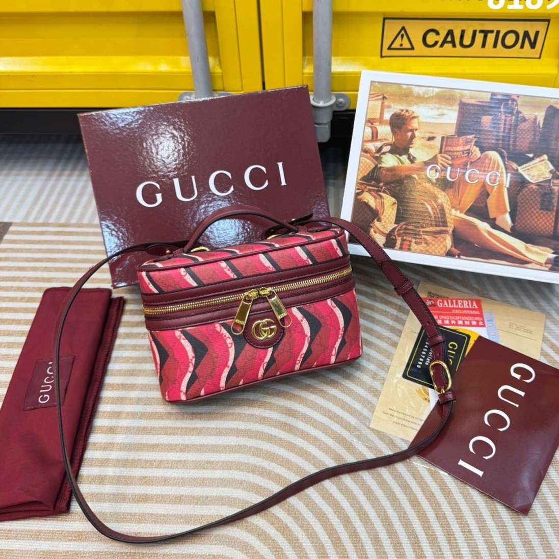 GUCCI Lunar New Year Printed super mini bag กระเป๋าสะพายทรงใหม่ สีแดงขับผิวรับทรัพย์ ลวดลายรูปงูในตำนานเสริมความงดงามสวยหรูโดดเด่นอย่างลงตัว