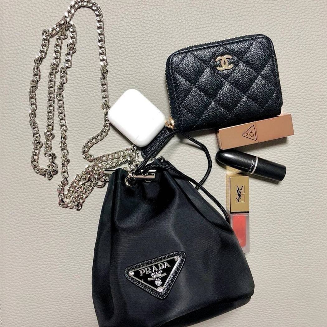 CHANEL SMALL ZIP WALLET พร้อมส่งที่ไทยแล้วค่ะ ♡♡ กับ กระเป๋าสตางค์ใบสั้น แนะนำรุ่นนี้คะ งานพรีเมี่ยมกิ้ฟท์จากเค้าเตอร์ต่างประเทศ **ทรงมินิน่ารักกก หนังสัมผัสลายด้าน จากแบรนด์ CHANEL (GWP) ด้านหน้ามีโลโก้แบรนด์ CC เปิดปิดด้วยซิปมีที่จับหนัง ด