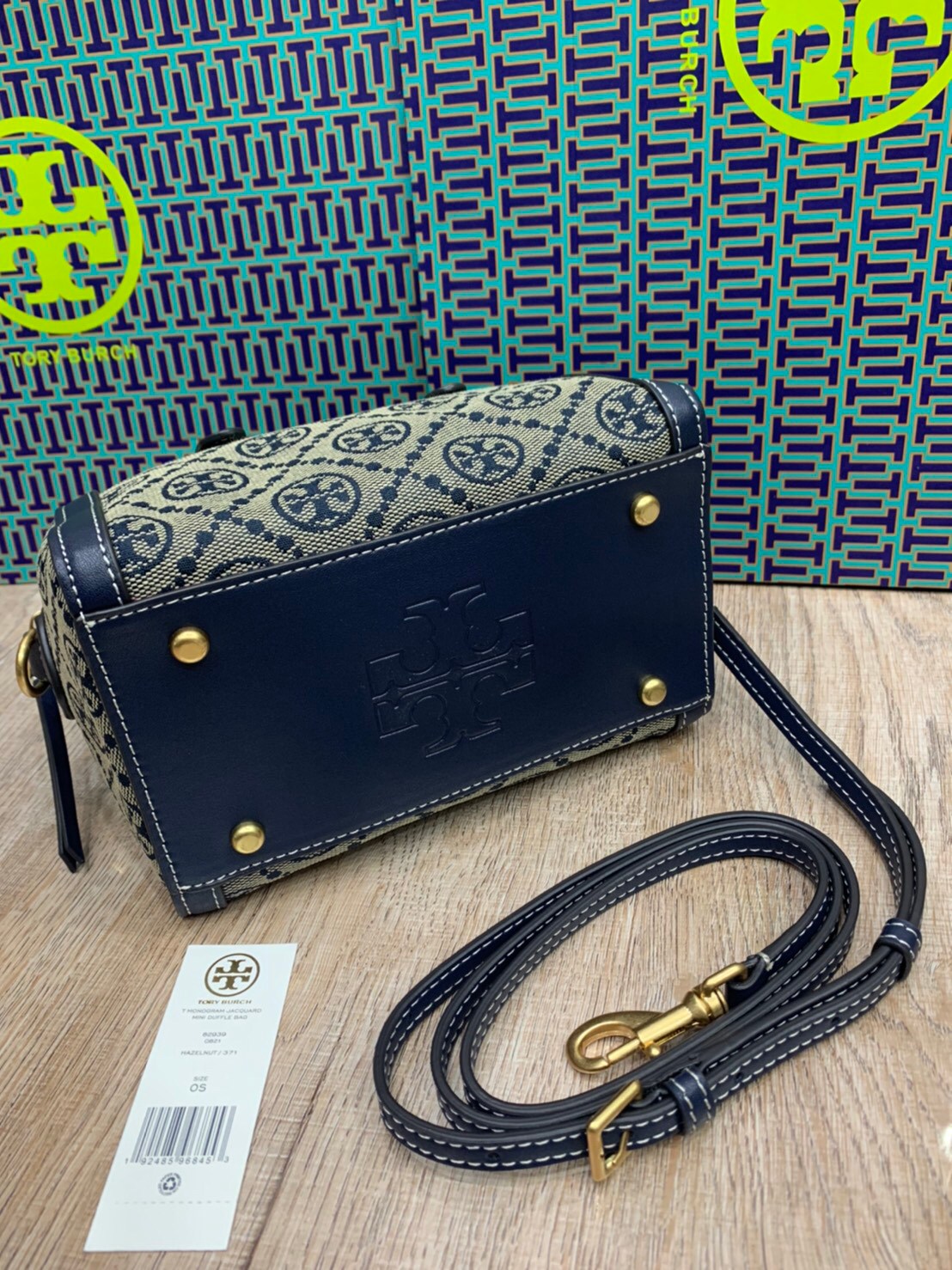 mini TORY BURCH FACTORY MONOGRAM JACQUARD BOSTON BAG กระเป๋าทรงหมอนรุ่นใหม่ล่าสุดจาก TORY BURCH FACTORY วัสดุ Woven Jacquard & Leather ในลาย Jacquard จะถือหรือสะพายก็สวยหรู ทรง Boston อะไหล่ทอง