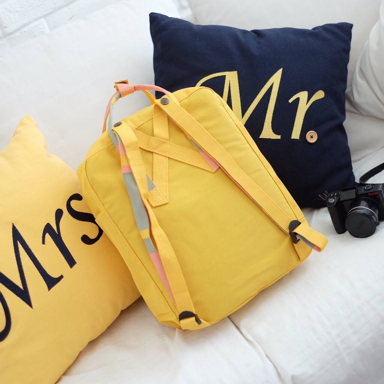 Kanken backpack กระเป๋าเป้สุดฮิต คุณสมบัติมีความทนทานสูงและสามารถกันน้ำ ทำจากเส้นใยพิเศษ เรียกว่า Vinylon-F มีซิปกลางที่เปิดเข้าไป ส่วนข้างในกระเป๋า ด้านในจะมีโฟมสำหรับรองแผ่นหลัง สะพาย สะพายสบายค่ะ เหมาะเป็นกระเป๋าเป้ที่สะพายไปโรงเรียน วันว่างสบายๆ หรือเ