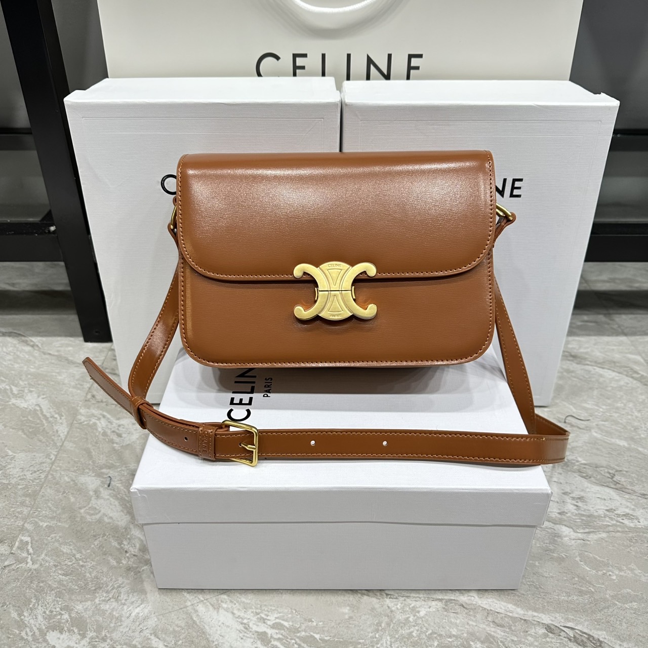 ORI หนังแท้ | 9" CELINE CLASSIQUE TRIOMPHE bag in natural leather กระเป๋าสะพายรุ่นยอดนิยม ด้วยรูปทรงสี่เหลี่ยมผืนผ้า ดีไซน์คล่องตัวถ่ายทอดให้เห็นถึงแก่นแท้ของสไตล์