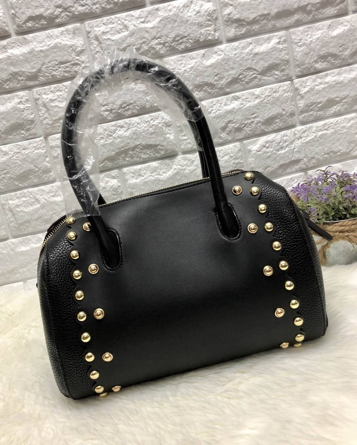 New arrival. Kate spade new york women’s bag 2018 พร้อมส่งรุ่นใหม่ล่าสุด กระเป๋าถือหรือสะพายข้างทรงหมอน มีมาให้เลือกถึง 4 ลาย ด้านหน้าติดโลหะโลโก้แบรนด์ตัวใหญ่ อะไหล่ทอง เปิดปิดกระเป๋าแบบซิป ภายในโล่ง กว้าง ใส่ของจุ มีช่องซิปหนึ่งช่อง ช่องเล็กสองช่อง ด้าน