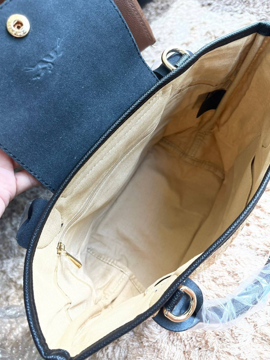 LONGCHAMP LE PLIAGE COLLECTION PAILLE TOP HANDLE BAG มี 3 ขนาด XS/S/M กระเป๋าถือหรือสะพาย งานสาน raffia ปากกระเป๋าตัดด้วยหนังสีดำ ลุคช์สุดเท่ของเหล่า Celebrities กับกระเป๋าปิคนิกสุดฮิตจาก Longchamp อย่าง Le Pliage Paille (เลอ ปลิยาจ ไพล์) ถือเป็นกระเป๋าที