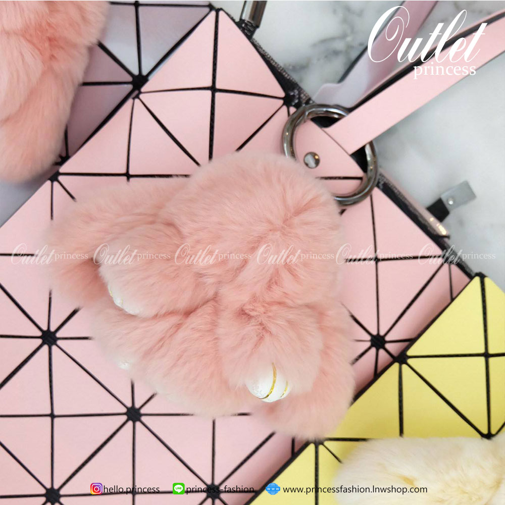 ทรงสุดฮิตจากแบรนด์ David Jones รุ่น Candy color ใบนี้ มาพร้อมกับน้องกระต่าย DV ขนฟู นิ่มๆ สีเข้า set กับกระเป๋าคะ กระเป๋า ทรง Tote ตัวกระเป๋าเย็บติด ด้วยแผ่นอคิลิค ตัดขอบลายวิ้งๆ สุดหรู ดีไซน์เกร๋ จุดเด่นที่ น้ำหนักเบา สามารถ ถือ หรือ สะพายไหล่ได้คะ ใบใหญ