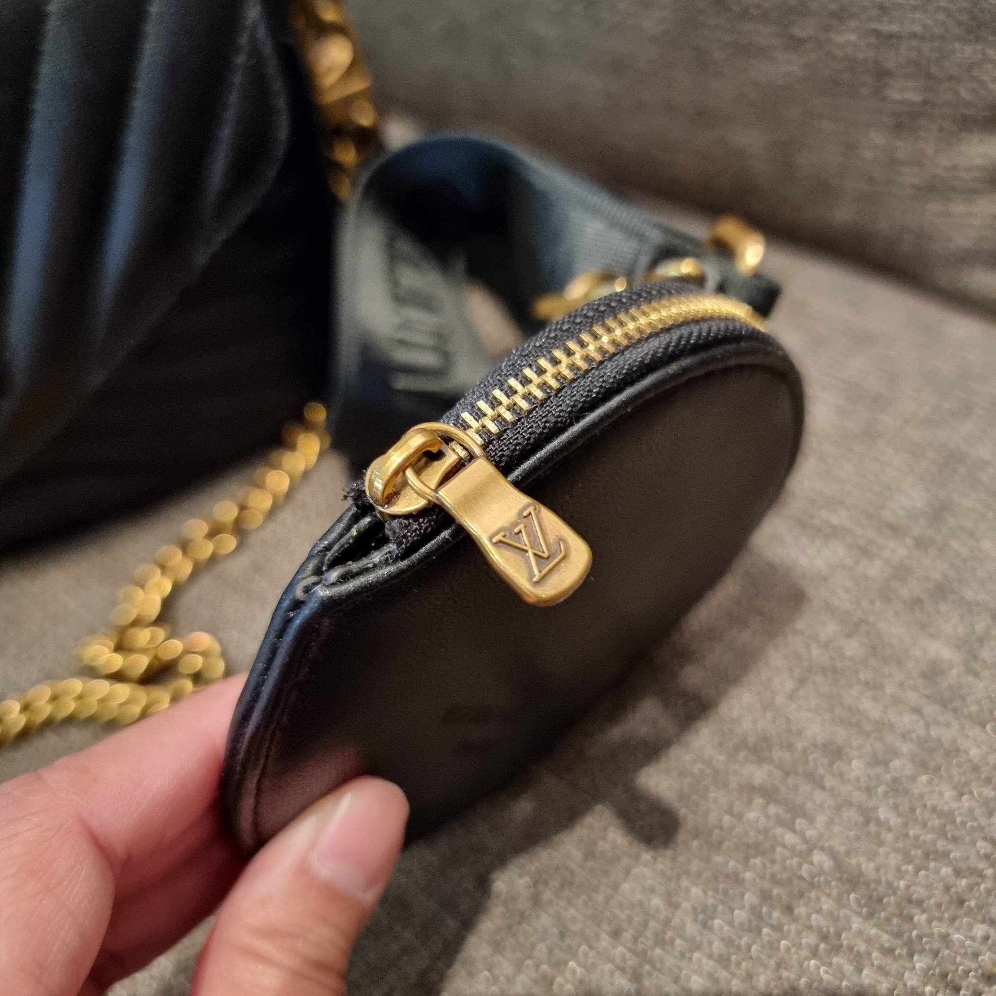 LV new wave pochette multi bag กระเป๋าสะพายมัลติฟังก์ชั่น สุดหรู มาพร้อม box set รับรองว่าดีงาม ลูกเล่นคลาสสิคผสานความวินเทจ มีสายสะพายให้ 2 เส้น และกระเป๋าใบลูก เล็กน่ารัก วัสดุหนังแท้ ภายในเป็นช่องโล่ง แบ่งสัดส่วนมีช่องย่อย ใบนี้ปรับใช้ได้หลายสไตล์ ลุคไ