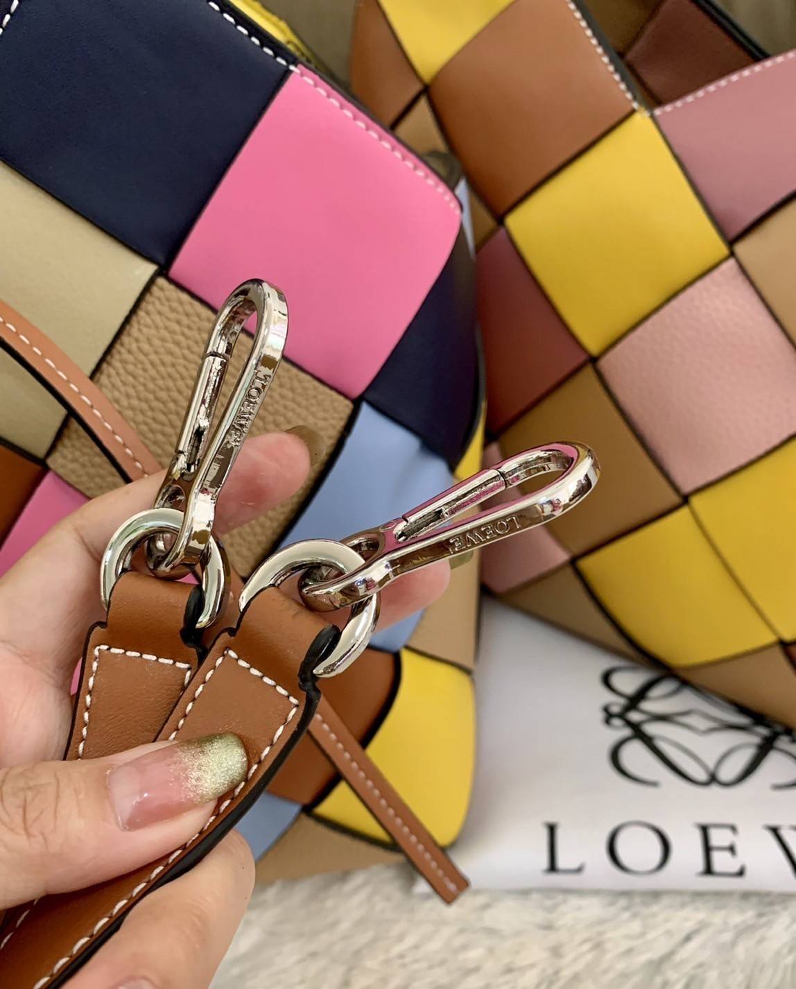 LOEWE SURPLUS LEATHER WOVEN BASKET BAG IN CLASSIC CALFSKIN กระเป๋าสาน กระเป๋าถือหรือสะพาย อะไหล่เงิน มาพร้อมสายสะพายยาวในตัว (ถอดได้ /ปรับระดับไม่ได้) ดีไซน์ถักทอแบบงานสานหมากรุก สวยล้ำนำสมัยมากๆ ค่ะ น้ำหนักเบา ตอบโจทย์การใช้ชีวิตระหว่างวันที่ดูไม่ซับซ้อน